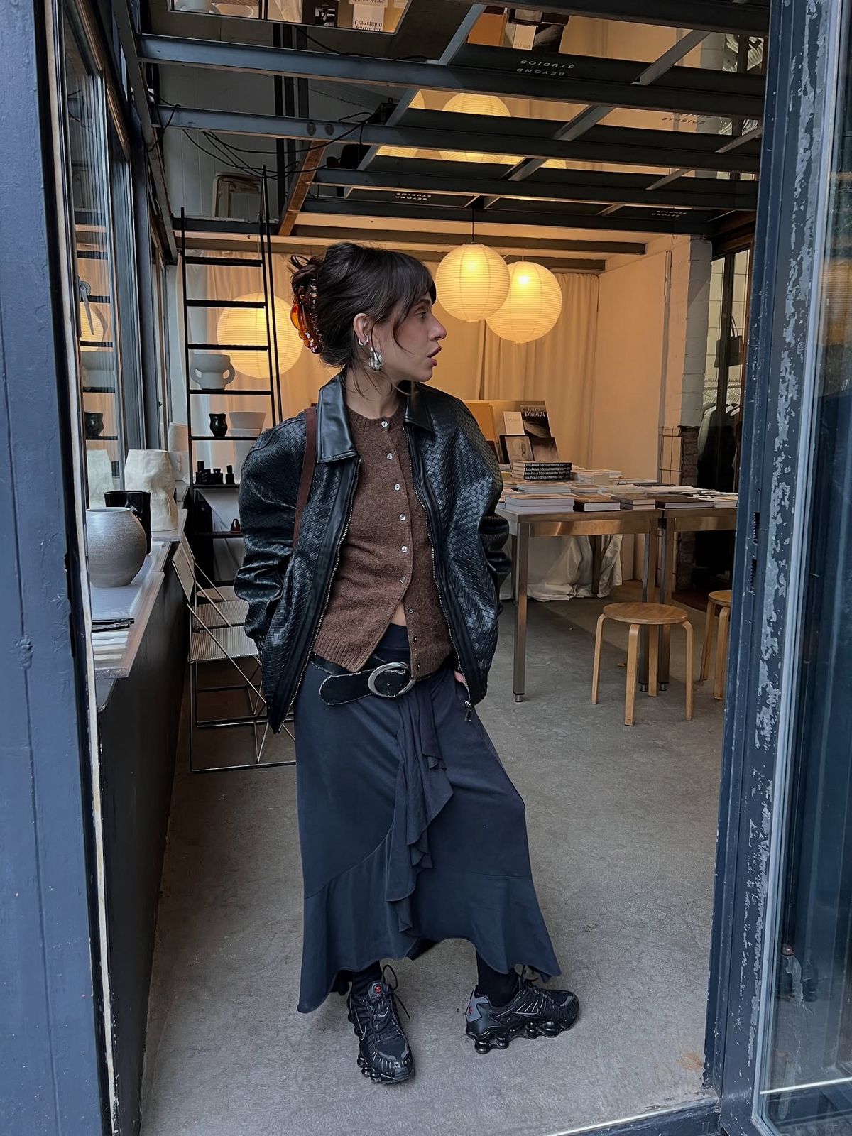 브라운과 블랙의 조합으로 깊은 톤의 룩을 완성한 @rebecaoksana