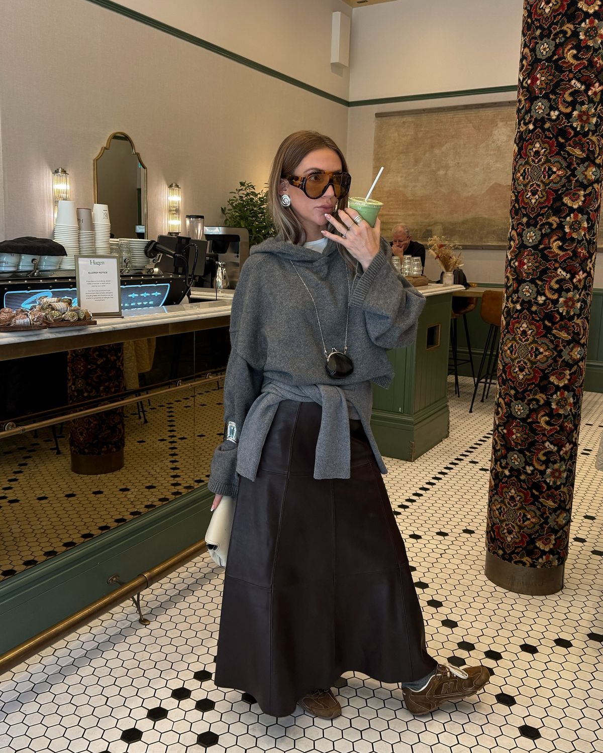 그레이 니트 후드에 같은 컬러의 니트를 허리에 묶어 캐주얼하면서도 감각적인 룩을 선보인 @whatgigiwears