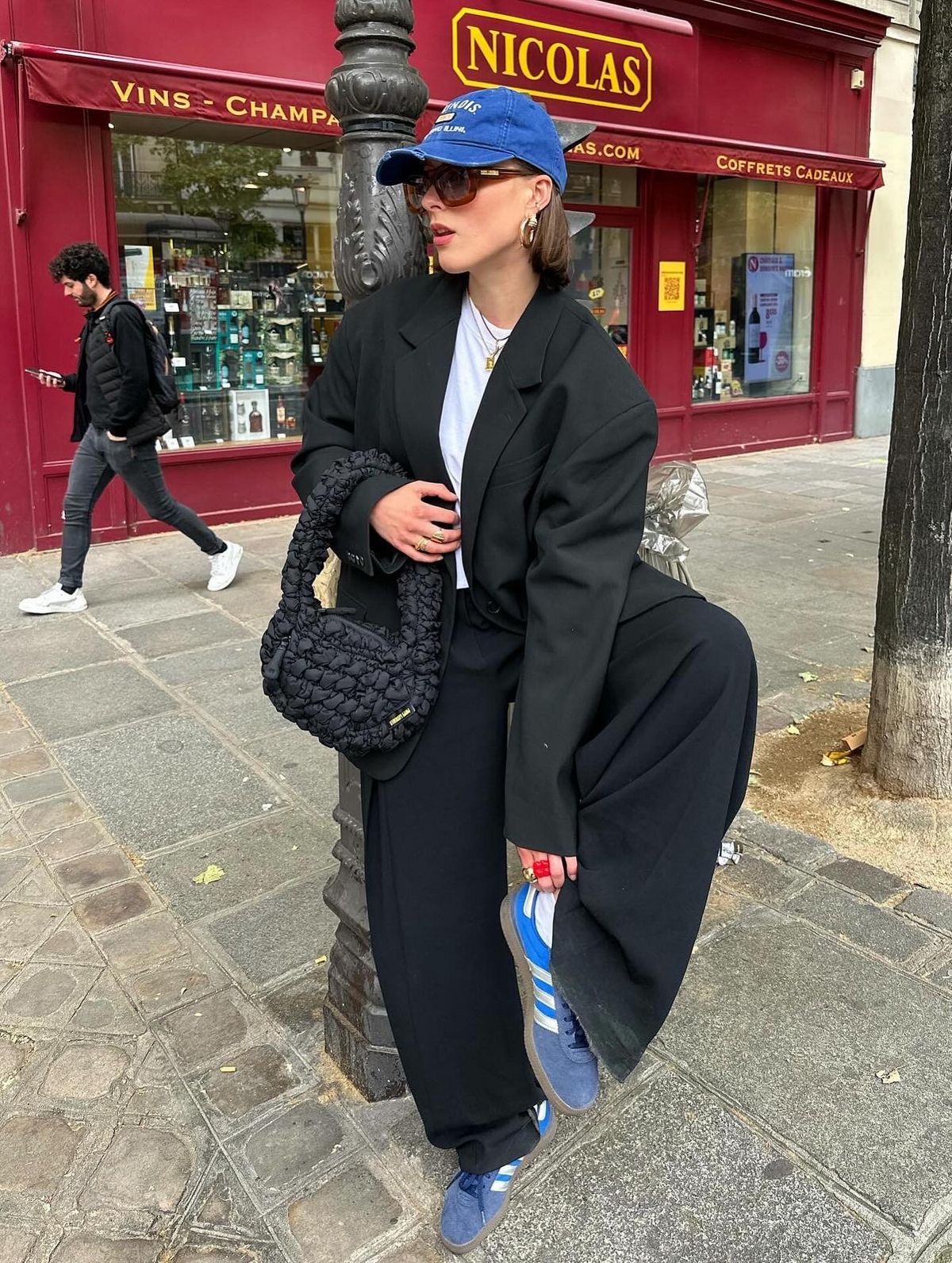 클래식한 블루 네이비 스니커즈로 블랙 룩에 빈티지 감성을 더한 @lara_bsmnn