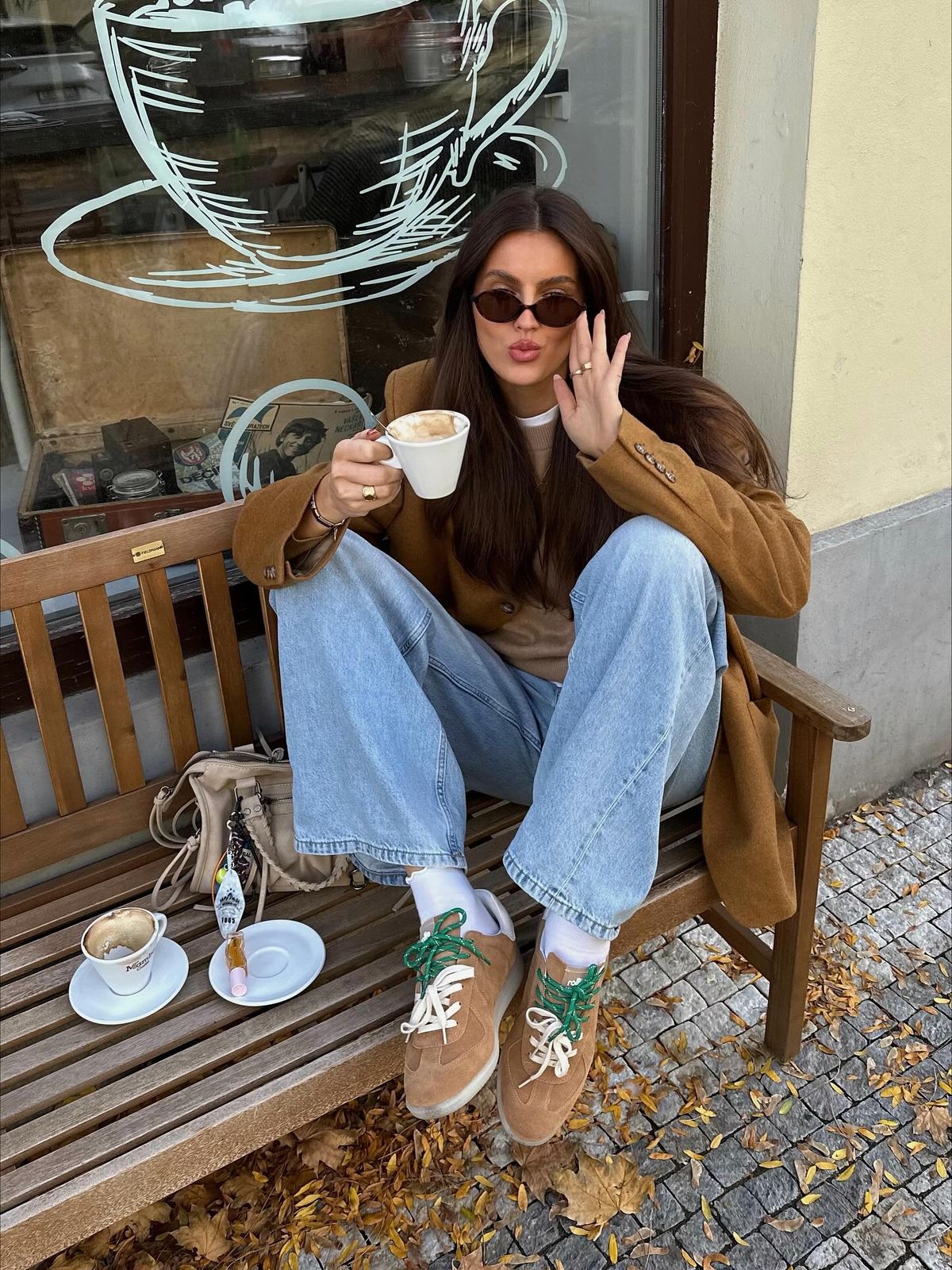 브라운 스웨이드 스니커즈를 선택해 브라운 톤온톤 룩을 완성한 @nadiyalyalko