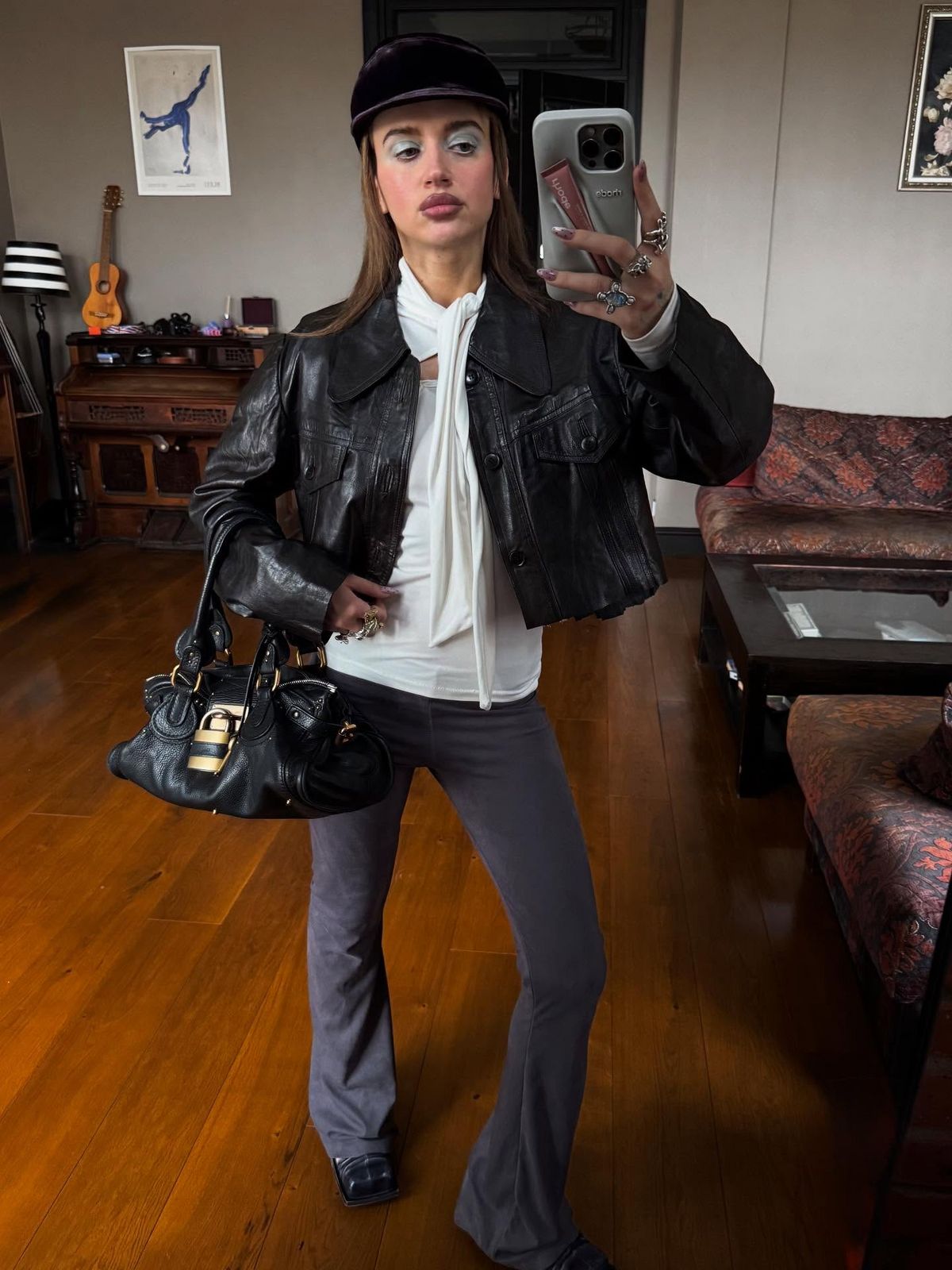 그레이 부츠컷 레깅스로 입체적인 모노톤 룩을 완성한 @xkinsk