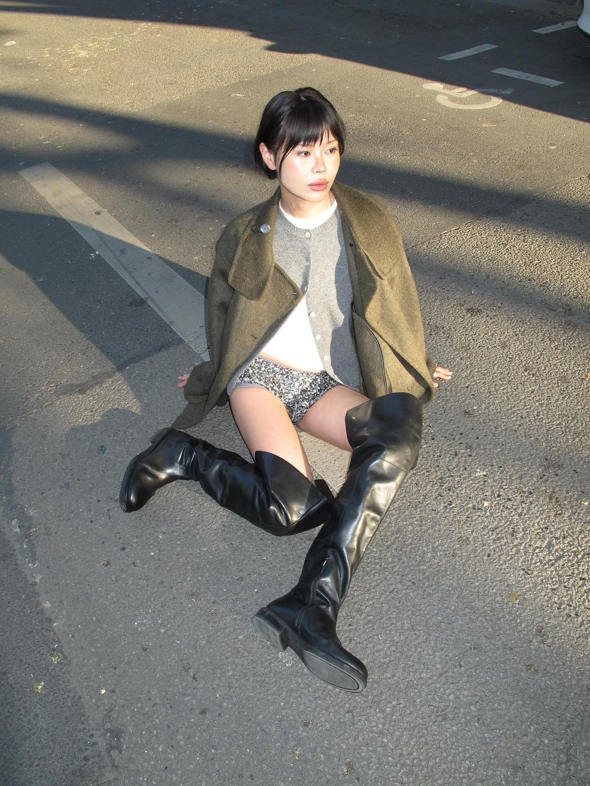 그레이 니트 카디건을 베이스 이너로 활용한 @yuki_injo