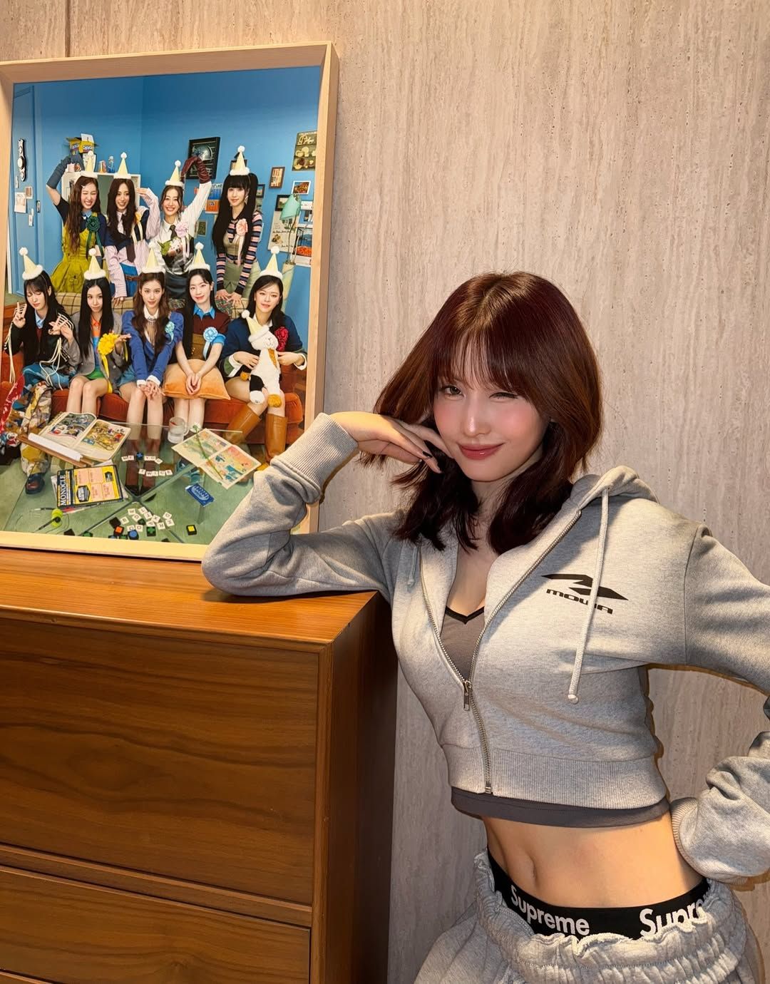 편안한 스웨트 팬츠에 슈프림 로고가 보이는 언더웨어를 드러내 힙한 분위기를 완성한 모모 / @momo