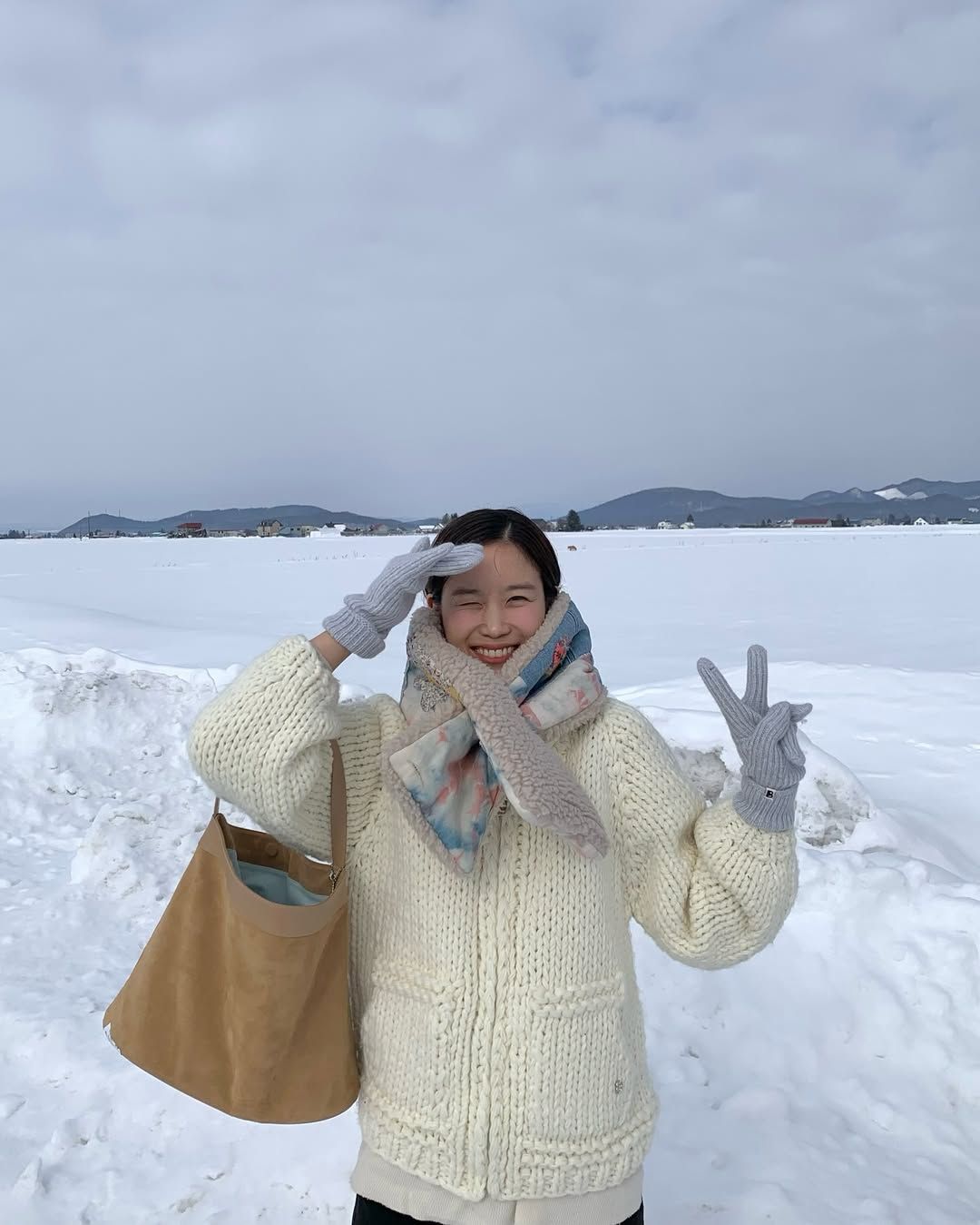 도톰한 그레이 니트 장갑을 선택해 설원 룩을 완성한 장희령 / @hehehe0