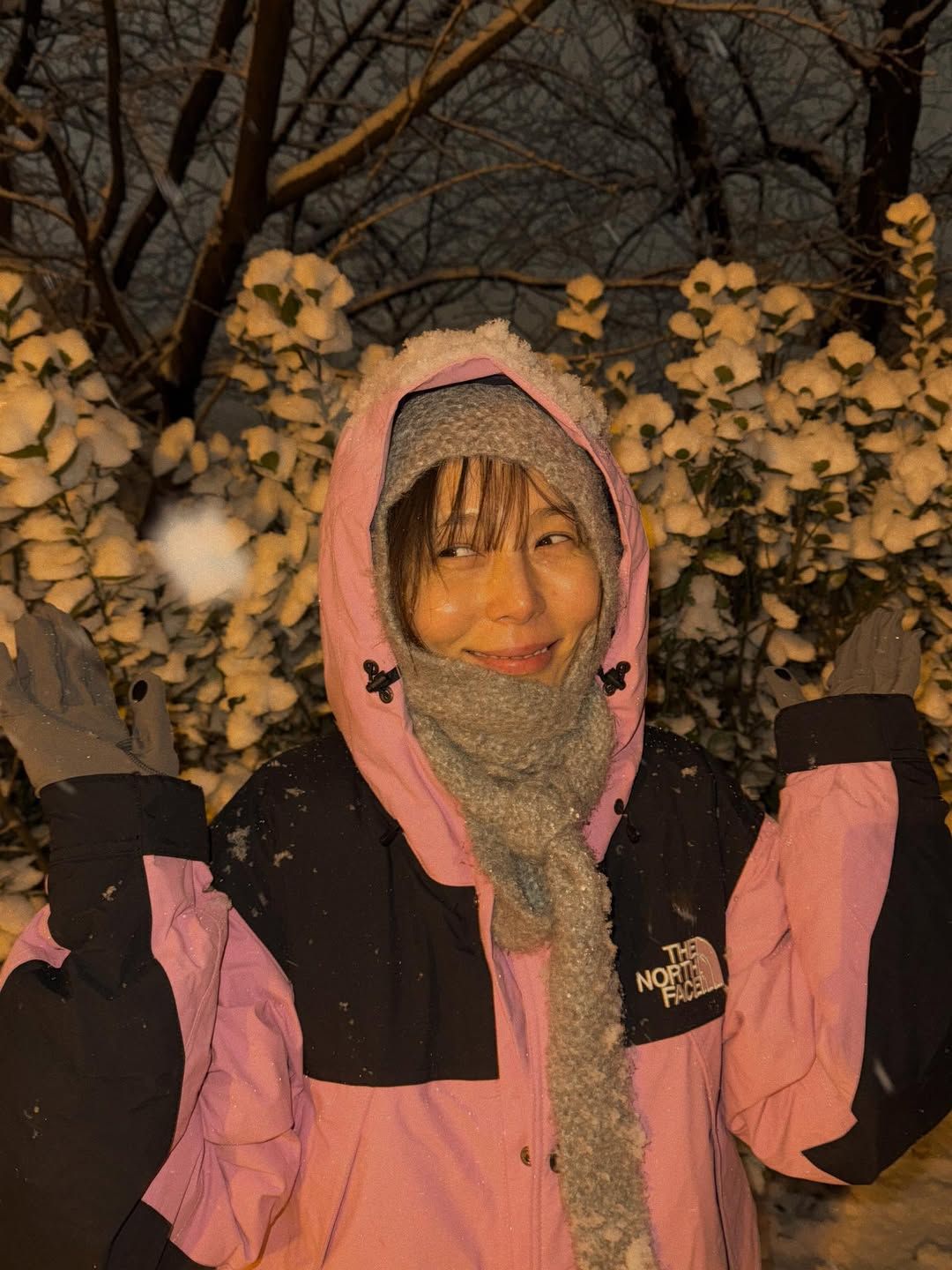 스키 장갑을 착용해 겨울 아웃도어 무드를 연출한 김나영 / @nayoungkeem