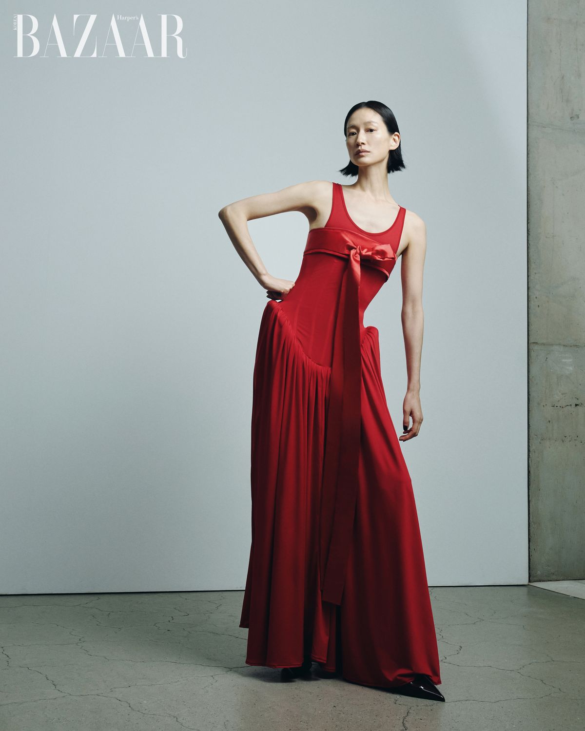 전통 한복 고름에서 영감받은 드레스, 포인티드 토 뮬은 Leje.