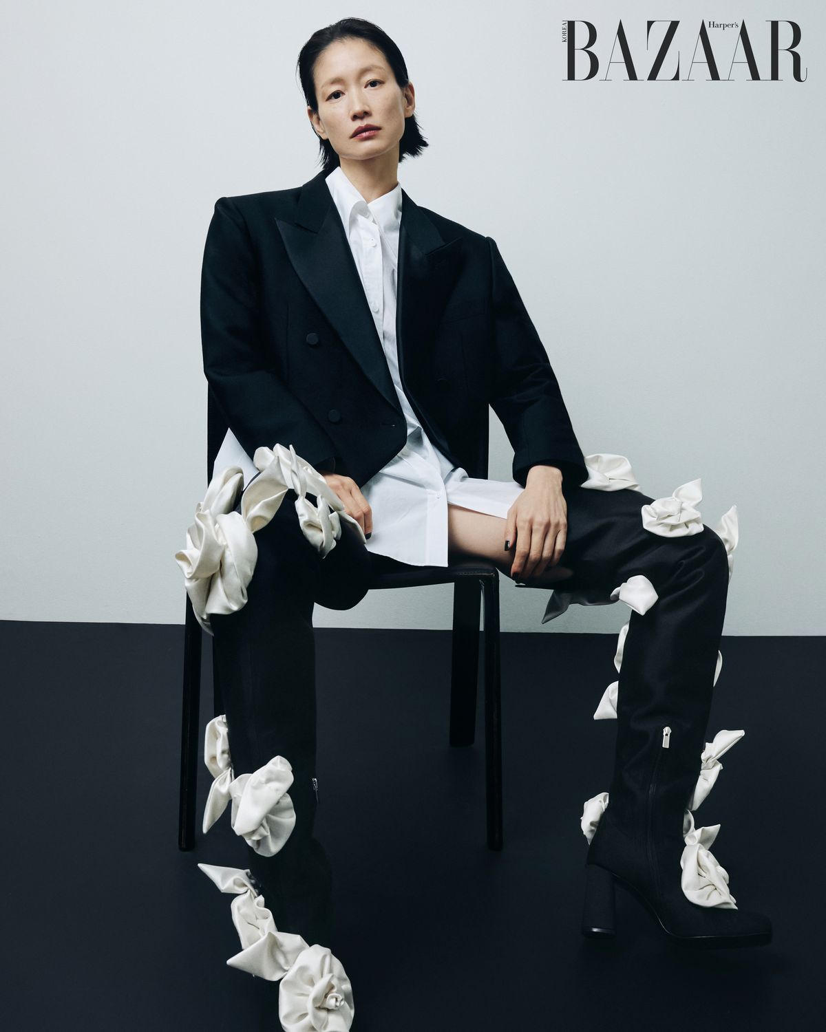 재킷, 셔츠, 플라워 아플리케 사이하이 부츠는 모두 Kimh?kim.