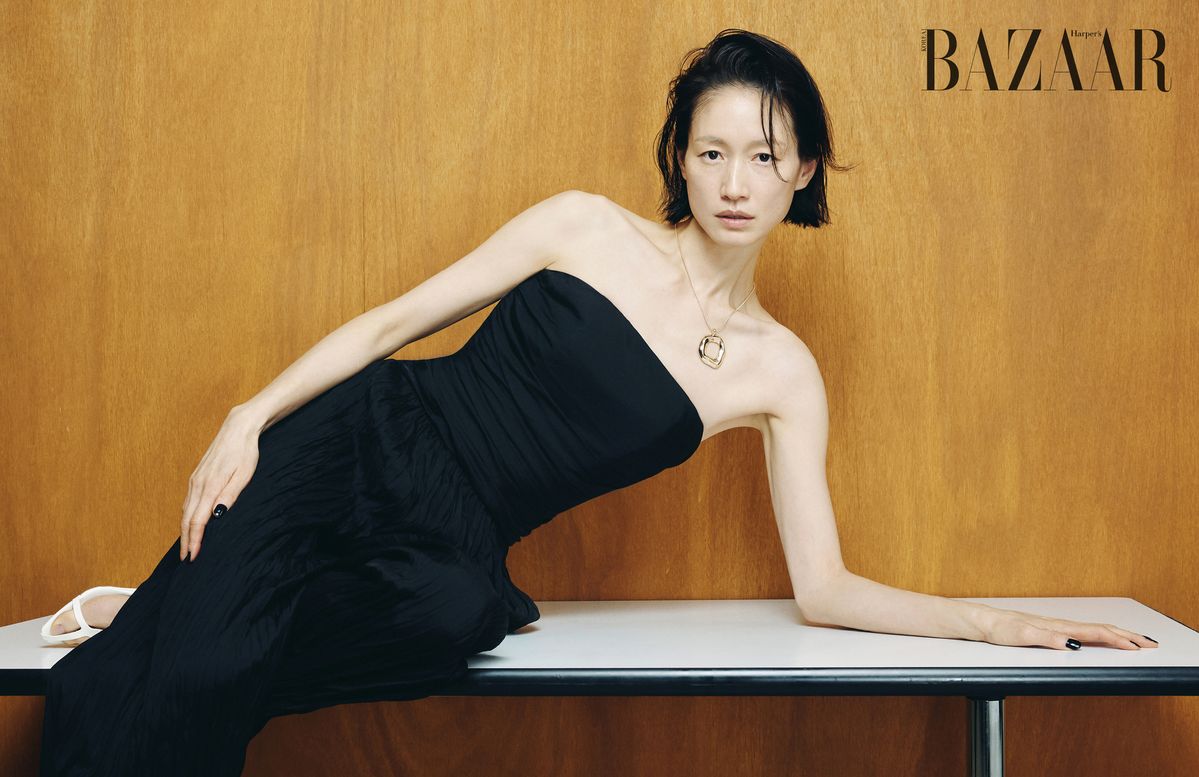 점프수트는 Recto. 목걸이, 샌들은 H&M.