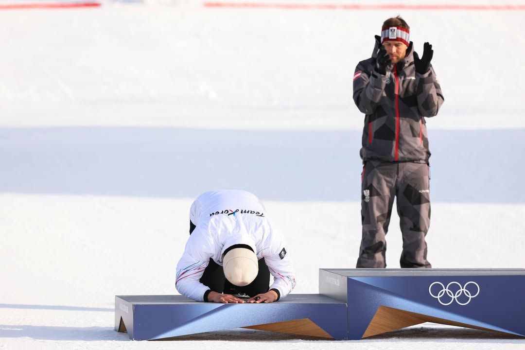 시상대에 올라 큰절 세리머니를 펼치는 김상겸. @sangkyum__kim