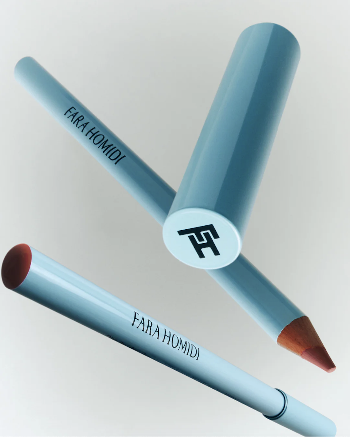 크리미하게 발리지만 벨벳 같은 마무리가 매력적인 스머지 앤 컨투어 립 펜슬 각 5만원대