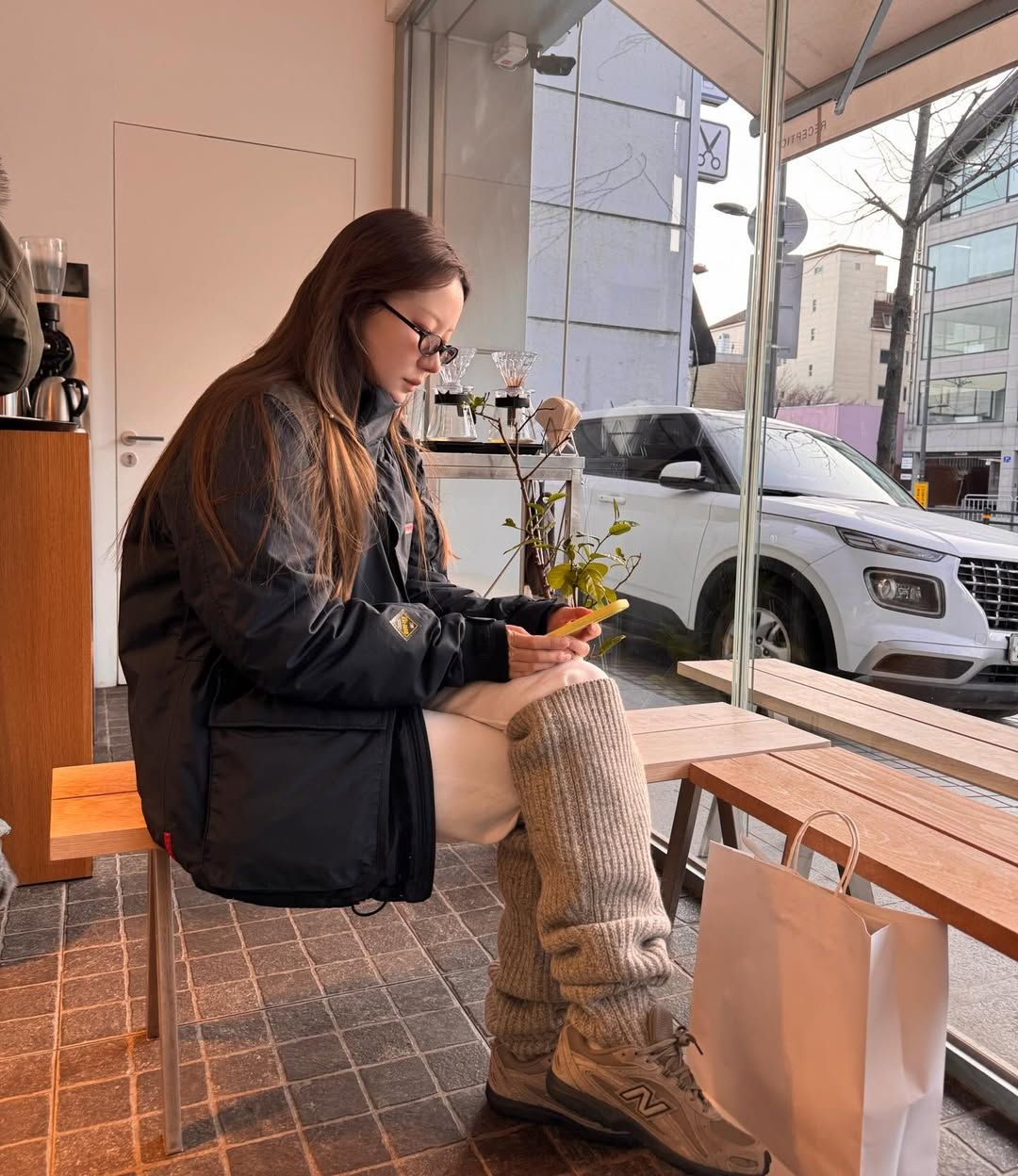 넉넉한 사이즈의 니트 레그 워머로 실용성 있는 룩을 완성한 오눅 / @onnuk_