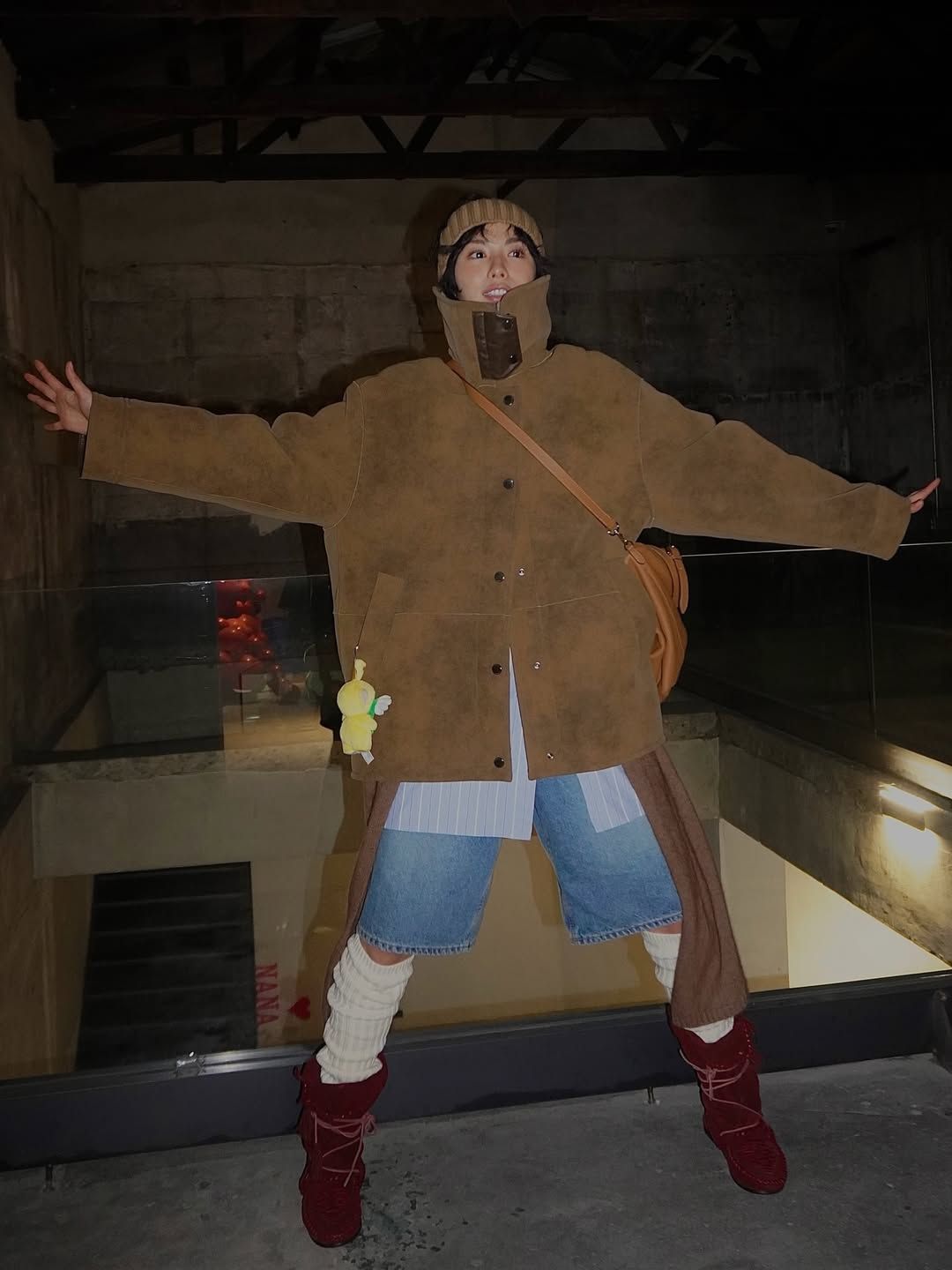 아이보리 컬러의 니트 레그 워머와 버건디 부츠를 매치해 특유의 개성을 드러낸 나나 / @jin_a_nana