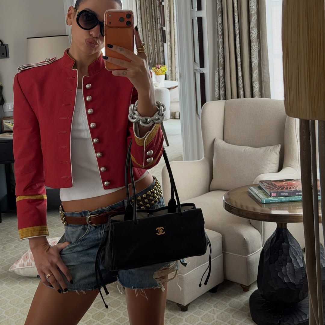 유니크한 버튼 디테일이 있는 레드 나폴레옹 재킷을 착용한 두아 리파 / @dualipa