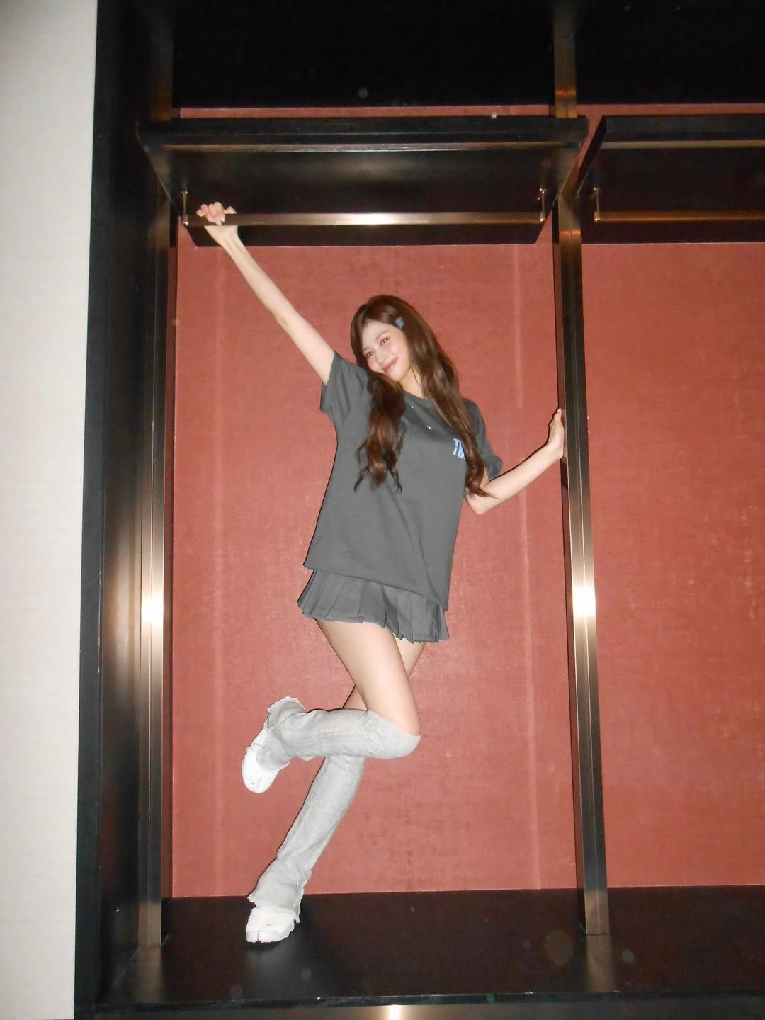 얇은 소재의 그레이 레그 워머를 착용해 캐주얼하면서 경쾌한 분위기를 연출한 트와이스 사나 / @m.by__sana