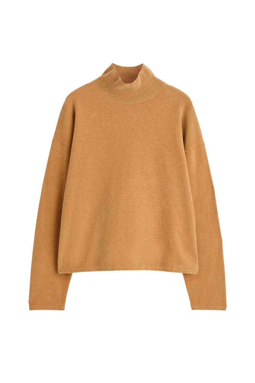 셔닐 퍼넬넥 스웨터의 카멜컬러