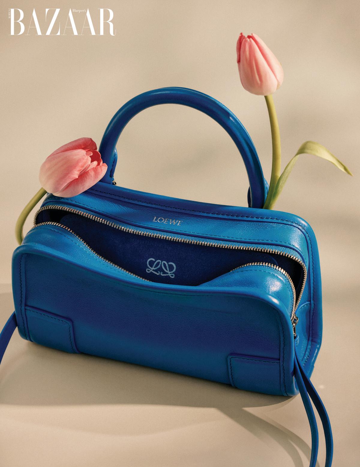 새로운 로고를 새긴 ‘아마조나 180’ 백은 Loewe.