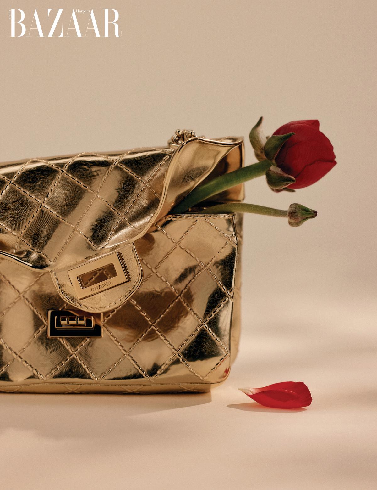 구겨진 디테일로 위트를 더한 ‘이브닝’ 백은 Chanel.