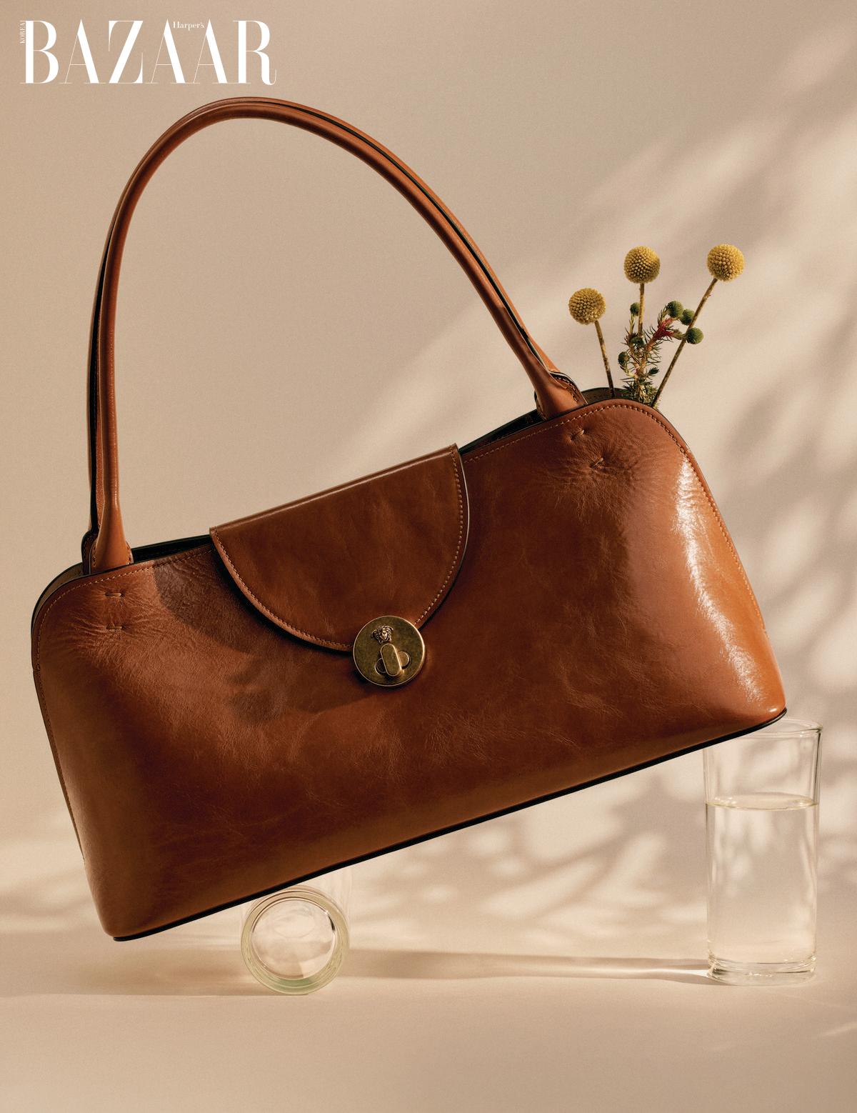 ‘비비안’ 백은 Versace.