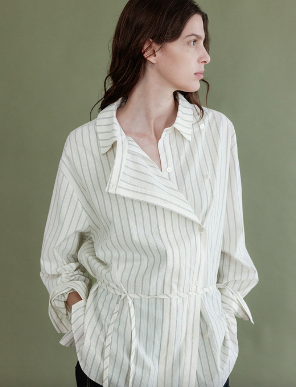 루에브르 비대칭 랩스타일 스트라이프 셔츠 14만3천원대