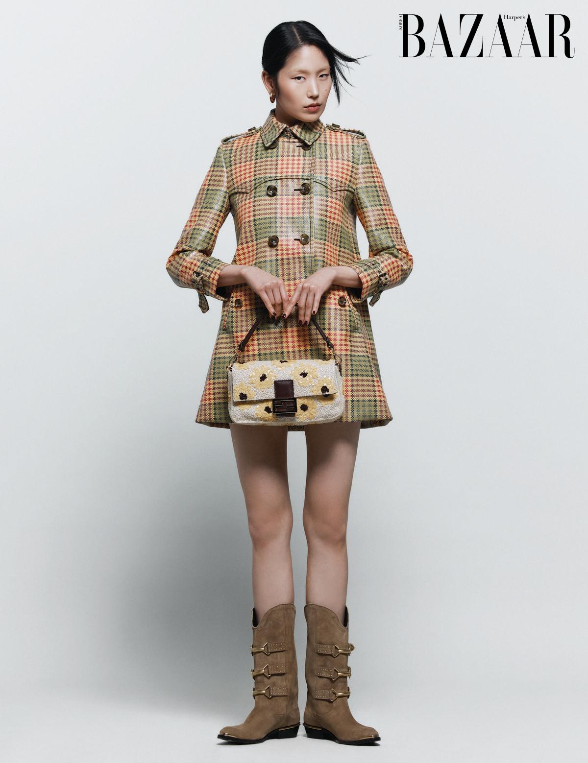 쇼트 트렌치코트는 Burberry. 귀고리는 11만원대 Tokokkino. 시퀸 장식 플랩 백은 7백만원대 Fendi. 벨티드 웨스턴 부츠는 Isabel Marant. 