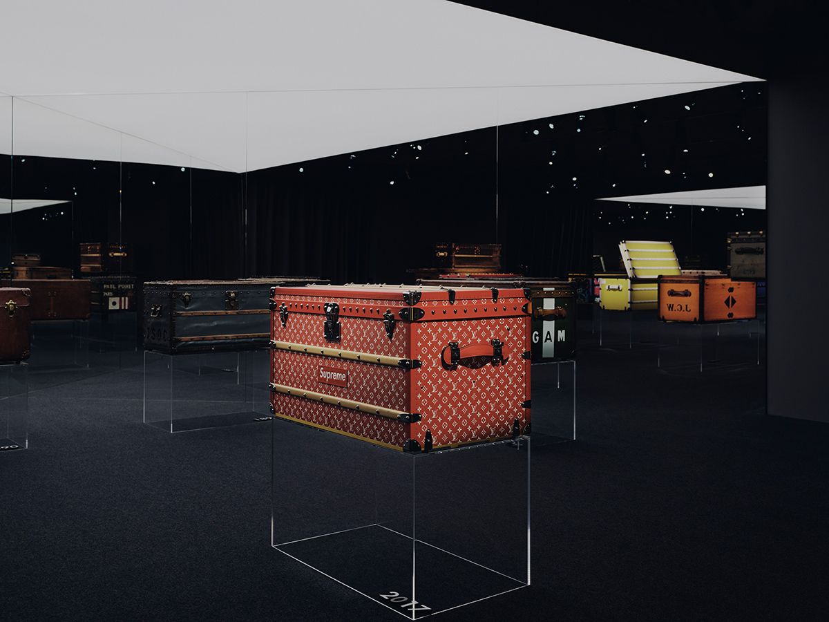 작업 중인 피스들이 놓인 워크숍과 트렁크가 전시된 갤러리 풍경.