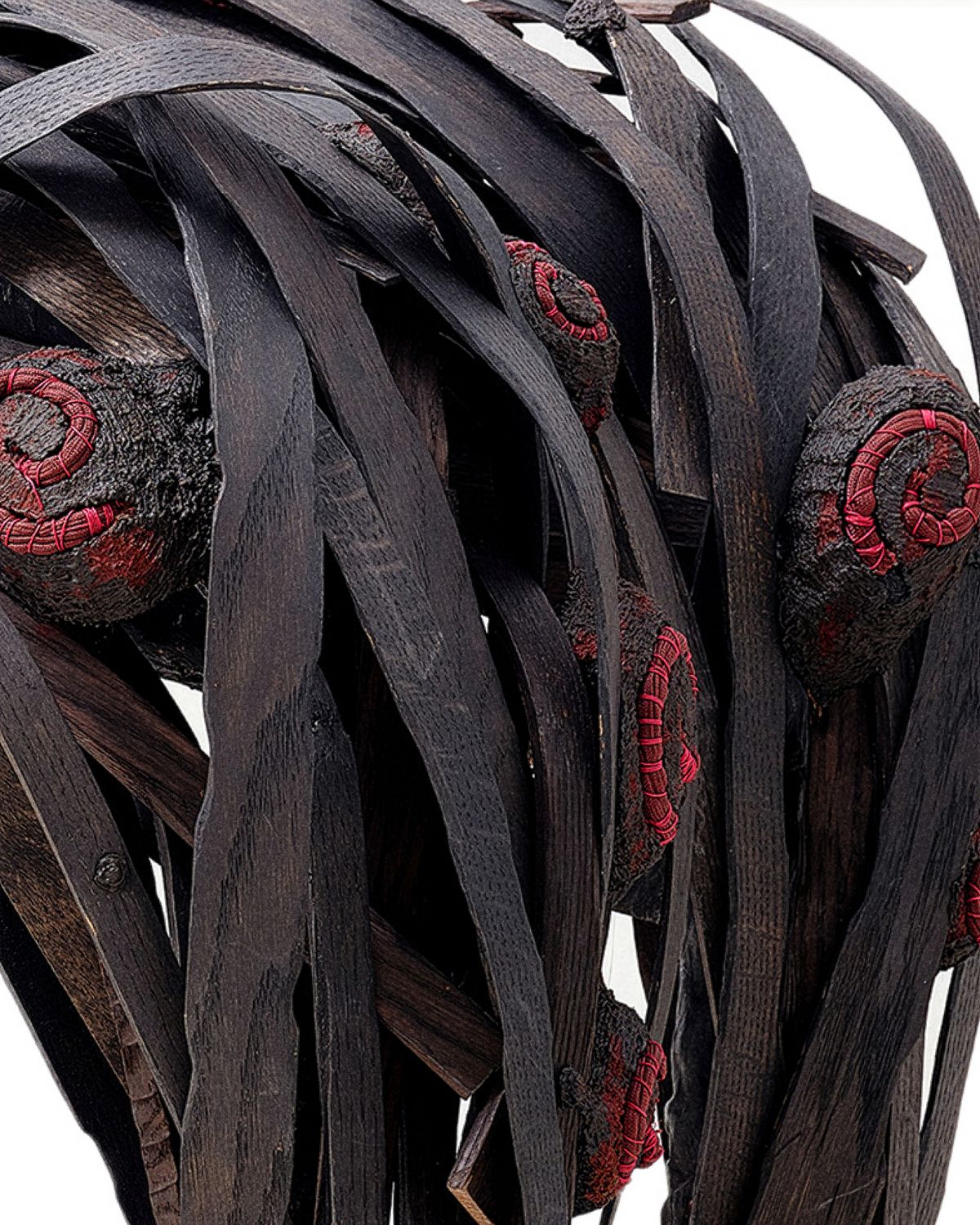 <물질의 연대기>, <물질의 연대기 001>, <물질의 연대기 002> 스팀 벤딩 오크 나무, 황토, 로프 및 혼합 재료 / 600 x 1100 x 550mm / 2025