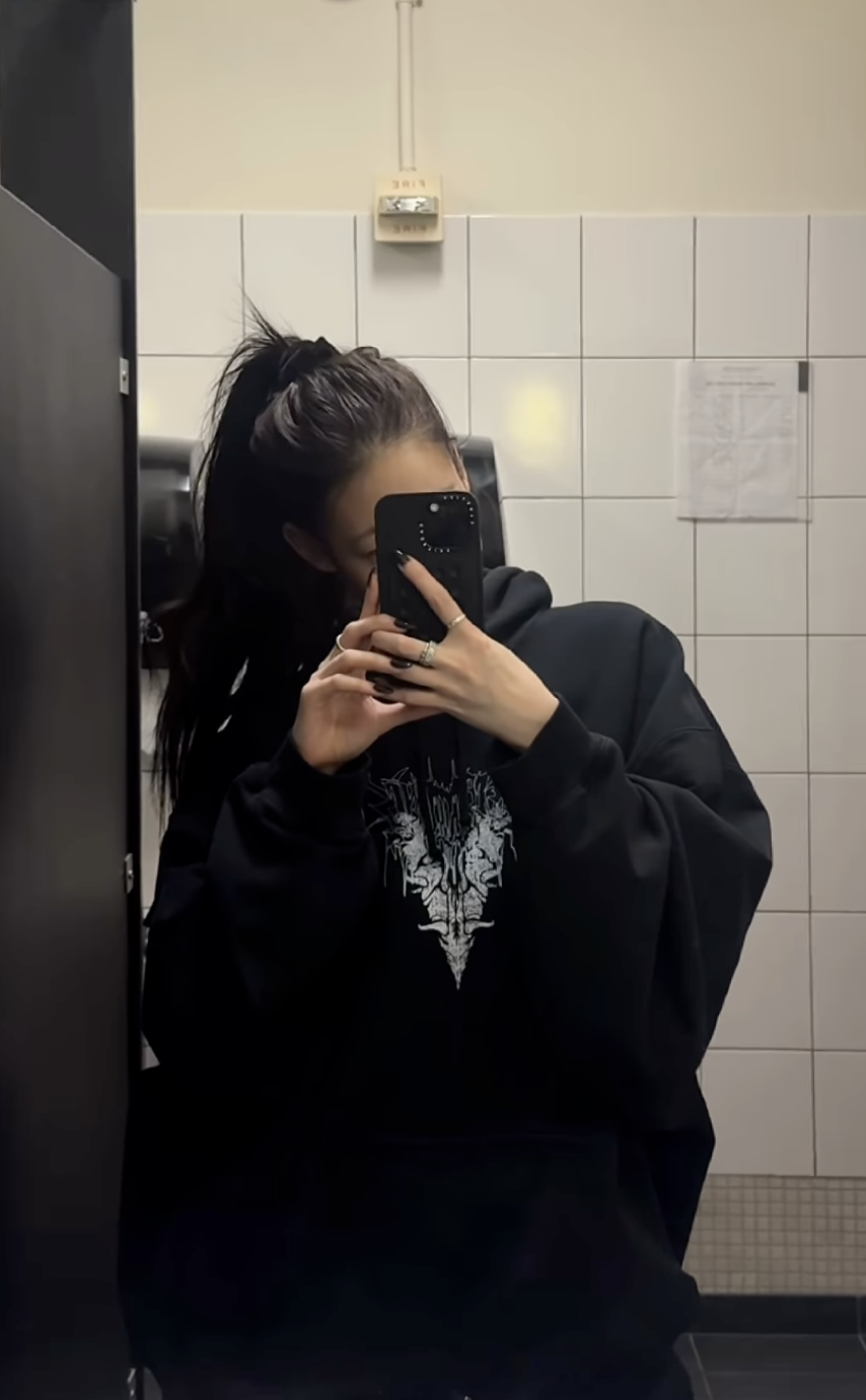 그래픽 후디로 편안한 캠퍼스 룩을 완성한 애니(@anniesymoon)