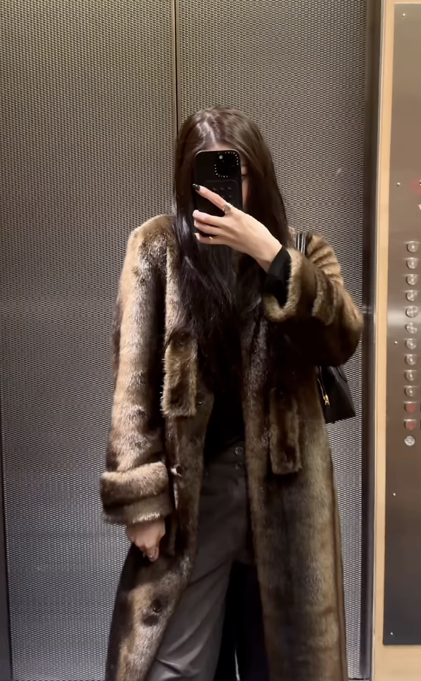 롱 퍼 코트를 애니만의 감성으로 힙하게 풀어낸 스타일링(@anniesymoon)