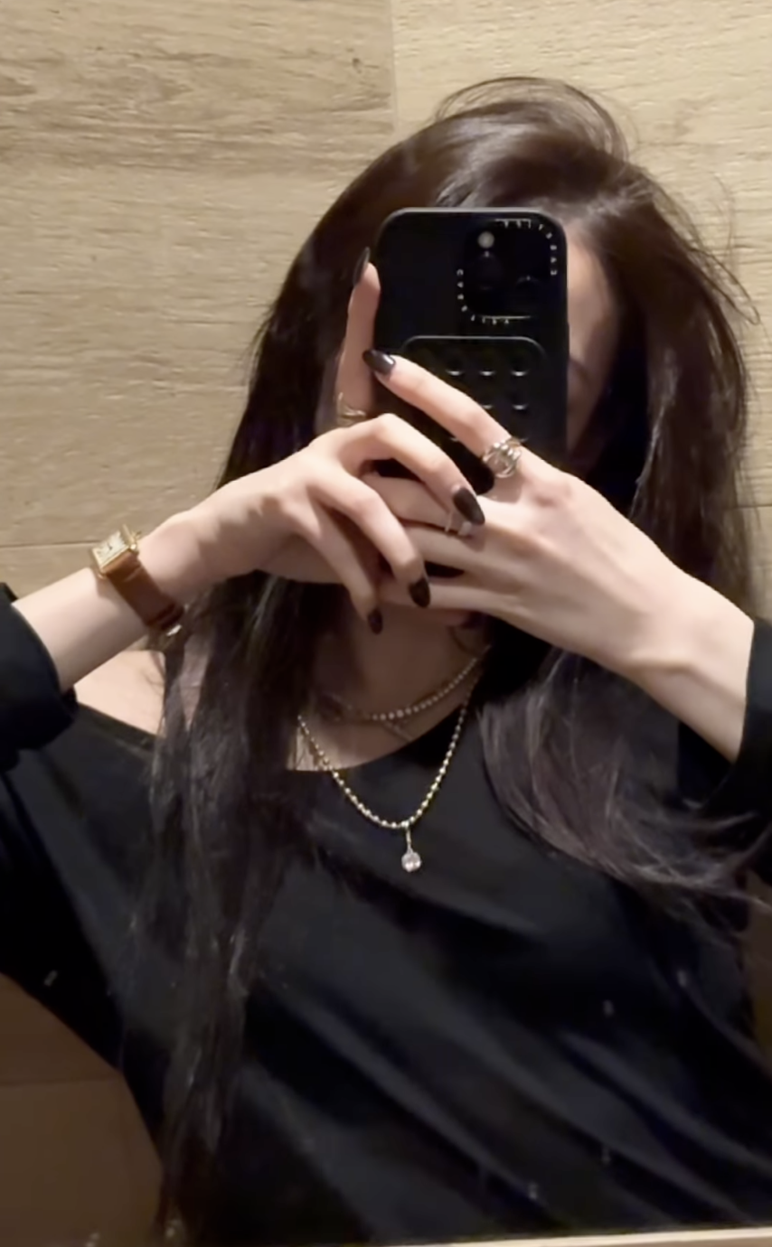 액세서리 레이어링으로 티셔츠 한 장도 심심하지 않게 연출한 애니의 스타일링(@anniesymoon)