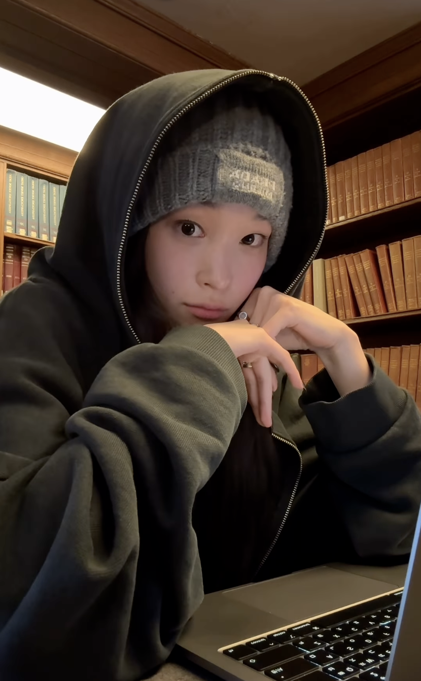 화장기 없이 깨끗한 얼굴로 공부에 집중하고 있는 올데이 프로젝트 애니(@anniesymoon)