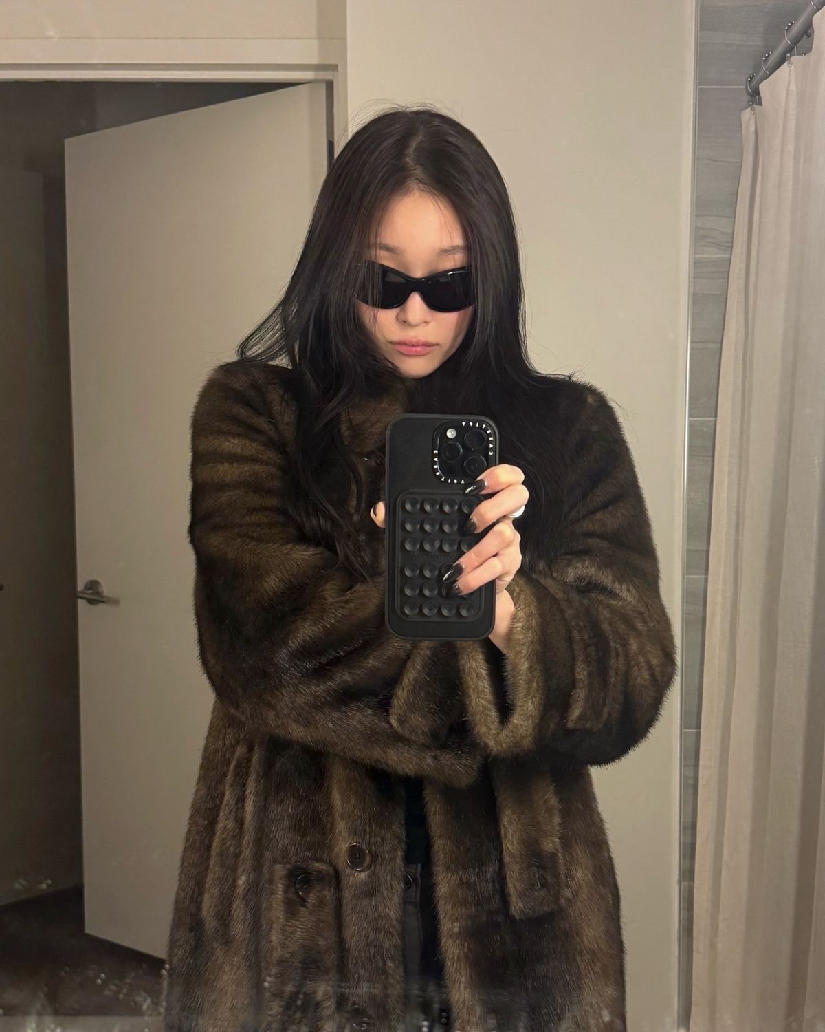 롱 퍼 코트에 선글라스를 더해 트렌디한 스타일링을 연출한 애니(@anniesymoon)