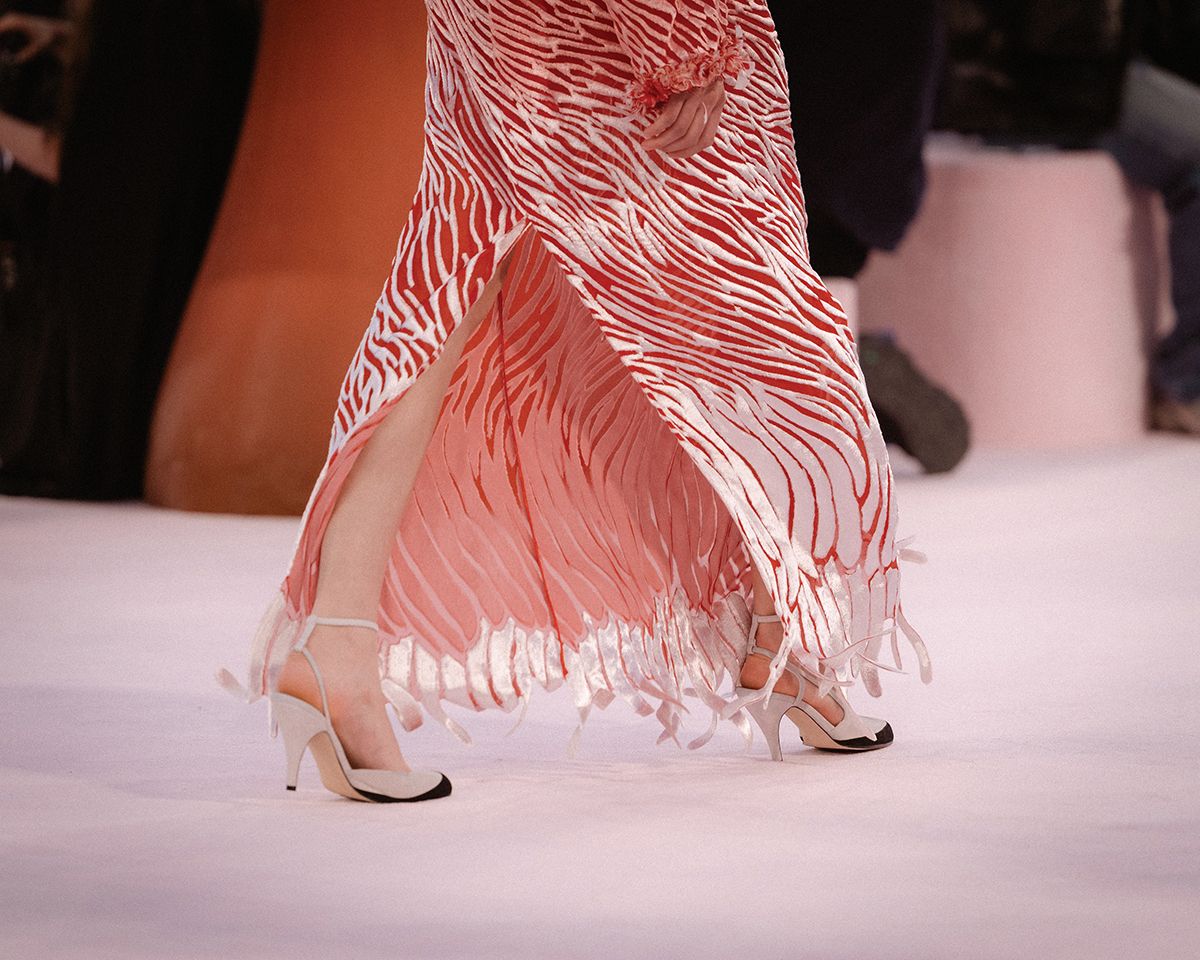 le19M 공방의 장인들이 정교한 자수와 플리츠, 직조 기술로 표현한 새의 디테일. 