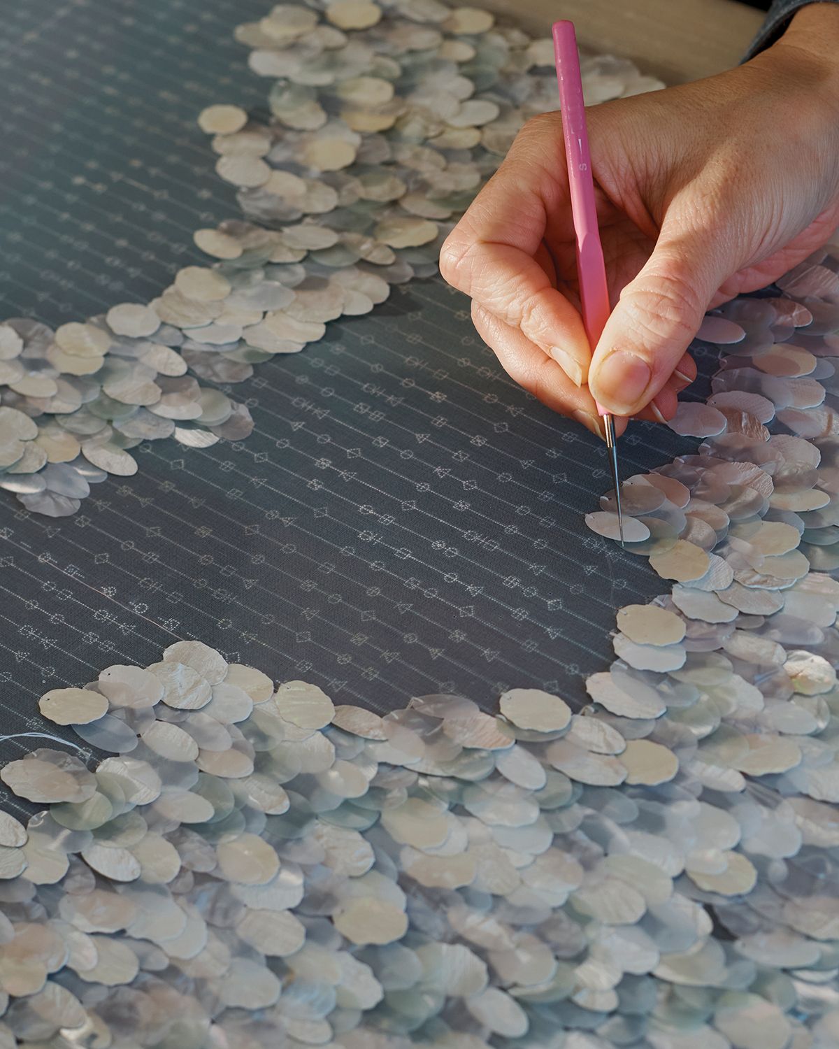 le19M 공방의 장인들이 정교한 자수와 플리츠, 직조 기술로 표현한 새의 디테일. 