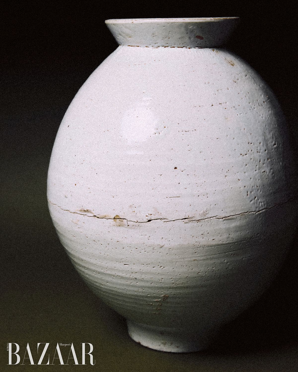 백자호-19세기 경기도 광주 분원리에서 만들어진 백자 항아리. 길쭉한 생김새 때문에 ‘고구마 항아리’라는 별칭으로 불린다. 상하 부분을 따로 이어 붙인 전통 기법이 선명한 흔적으로 남아 있다. 호박포크아트갤러리.