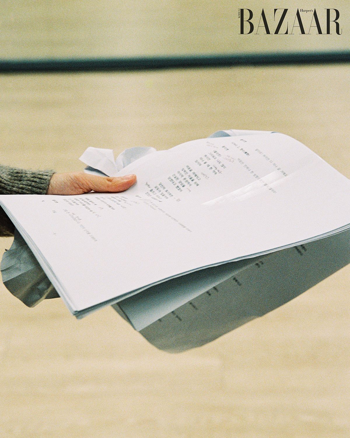 진지하게 연기에 임하는 배우들의 손에 A4 용지에 인쇄한 대본이 쥐어져 있다.