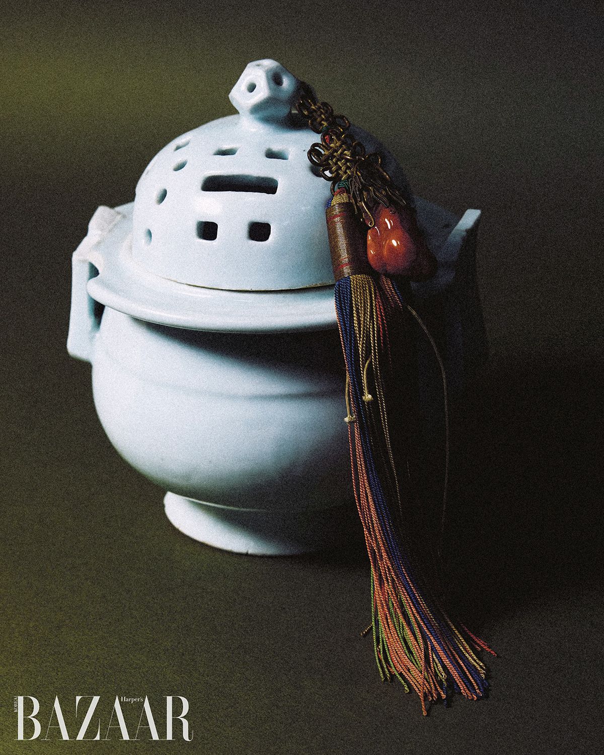 백자 향로와 궁중 노리개-제사가 잦은 문화 덕에 향로는 실사용을 자주 해 손실이 있는 경우가 많은데, 이 향로는 금은 가 있지만 그대로 원형이 보존됐다. 그 위에 불투명한 호박 원석인 ‘밀화 호박’과 오방색 매듭이 아름다운 왕실 노리개를 얹었다. 금사리. 