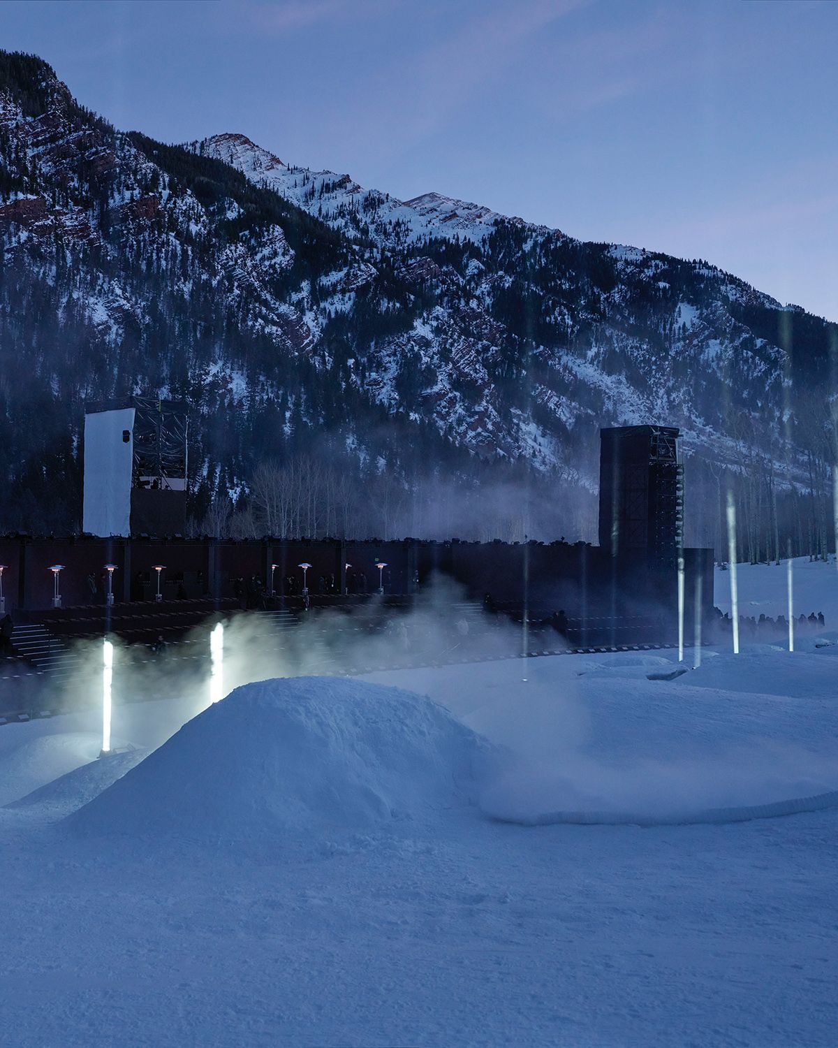 쇼장 너머로 장엄한 로키산맥이 펼쳐져 있다.