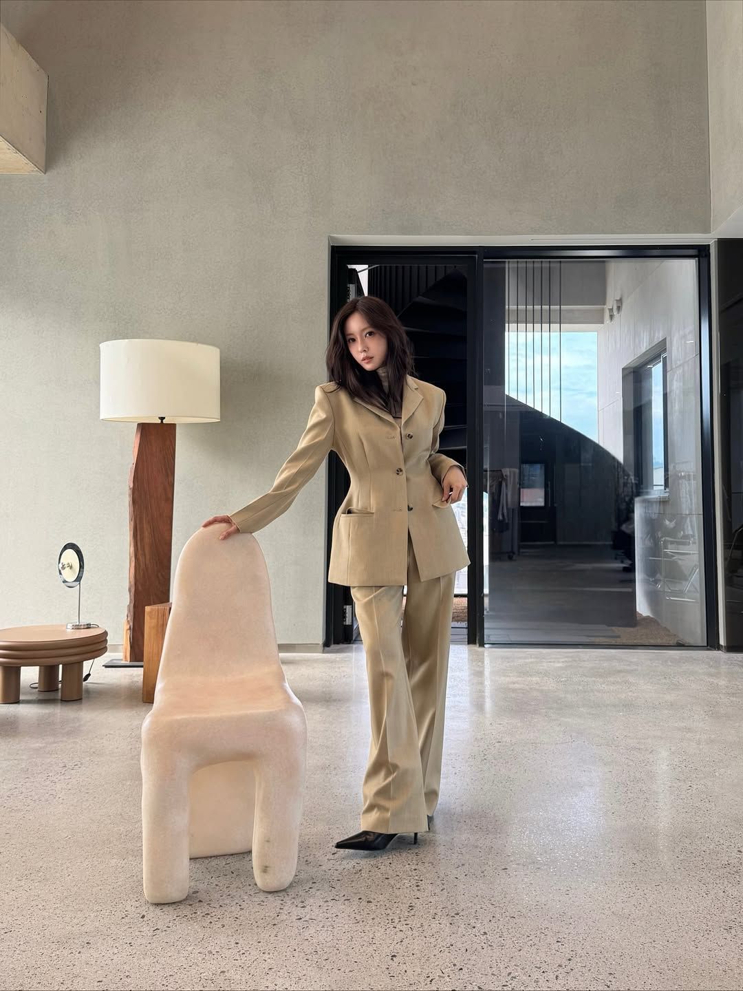 베이지 컬러의 재킷과 와이드 팬츠 셋업으로 기품있는 수트 룩을 선보인 효민 / @hyominnn