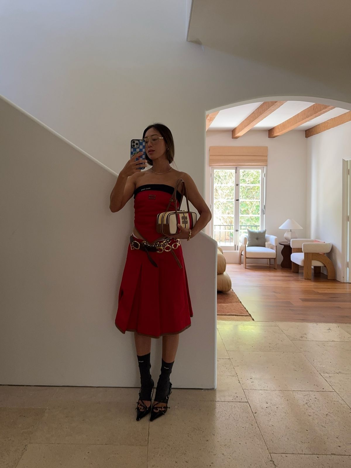 레드 컬러 셋업에 실버, 골드 체인의 벨트를 자유롭게 착용해 강렬한 포인트를 더한 아미 송 / @aimeesong