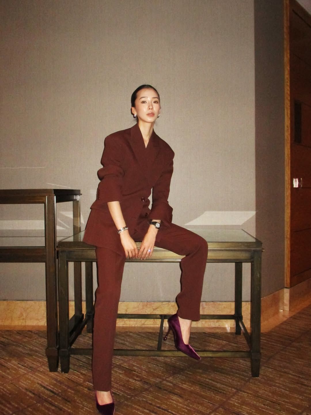 짙은 버건디 컬러의 슬림한 수트를 선택해 우아한 무드를 연출한 아이린 / @ireneisgood