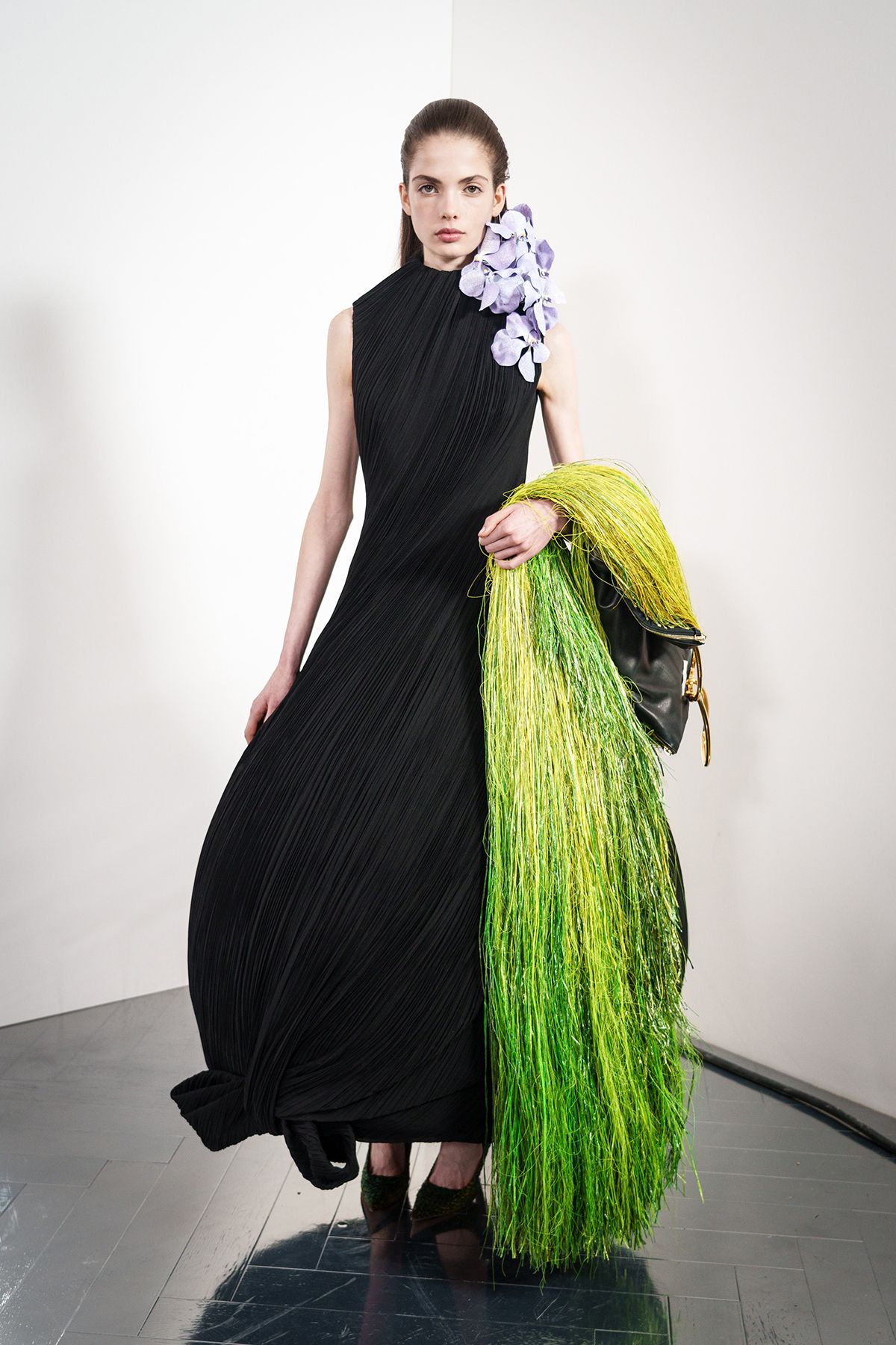 조나단의 디올 오트 쿠튀르 데뷔 쇼 오프닝 룩. ‘미래 고고학(Future Archaeology)’을 테마로 드라마틱한 컬렉션을 완성했다. 