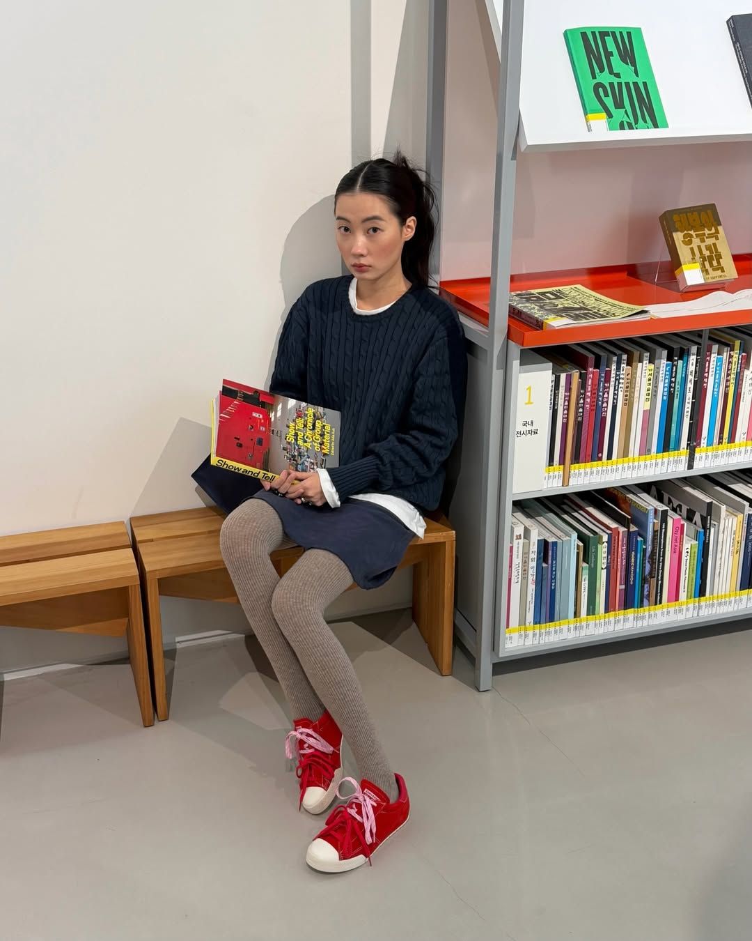 레드 컬러 스니커즈로 룩에 위트있는 변주를 더한 박민주 / @mjbypp