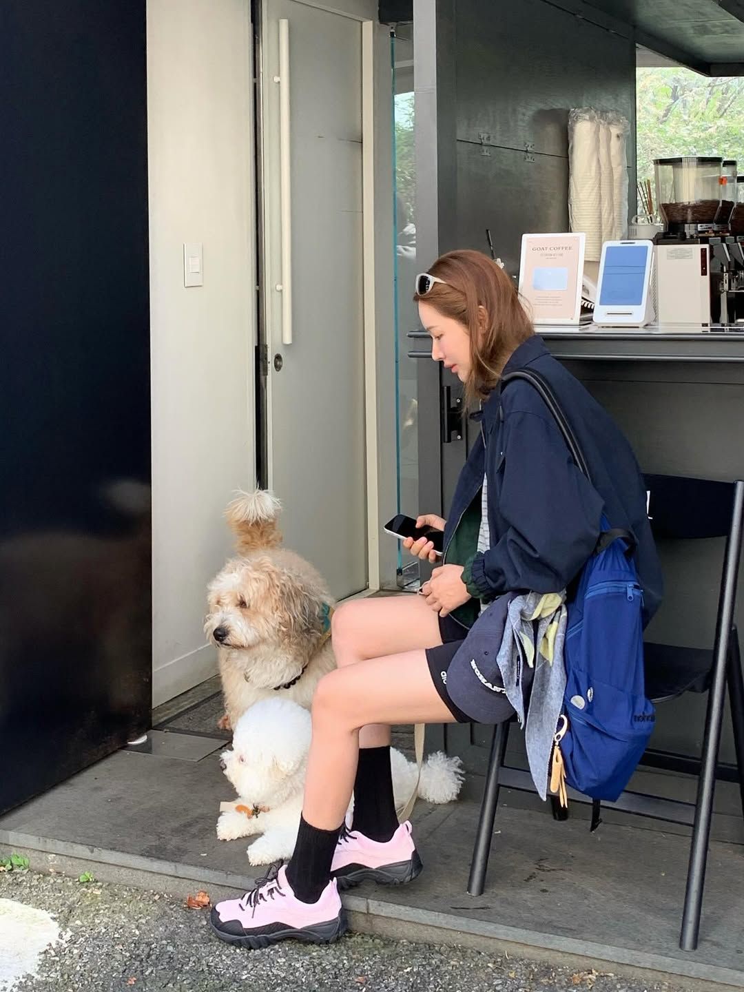 바이커 쇼츠에 핑크 컬러 스니커즈를 착용해 발랄한 봄 나들이 룩을 완성한 차정원 / @ch_amii