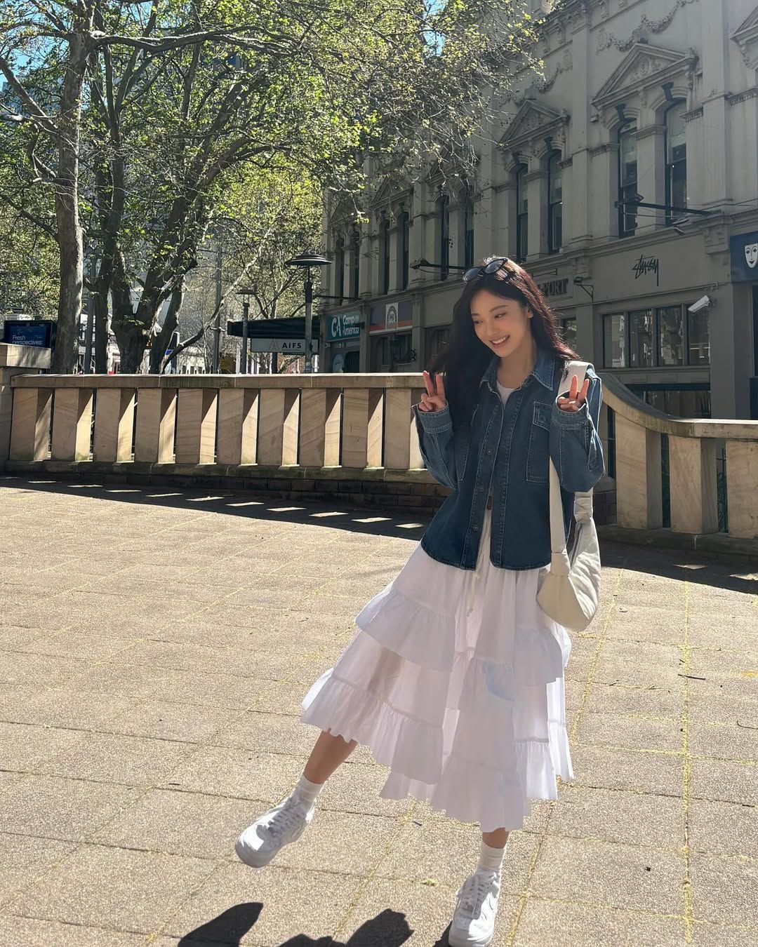 데님 셔츠에 화이트 티어드 스커트를 매치해 봄 특유의 러블리함을 표현한 닝닝 / @imnotningning
