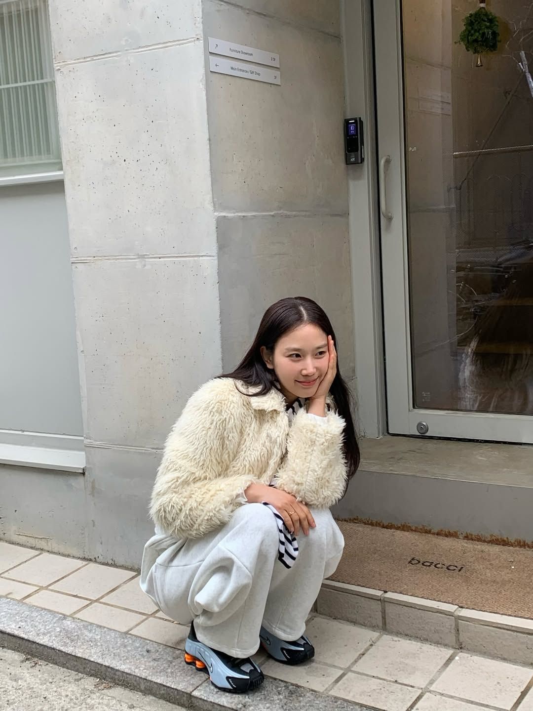 퍼 아우터와 나이키 컬러 스니커즈로 편안하면서도 경쾌한 분위기를 연출한 장희령 / @hehehe0