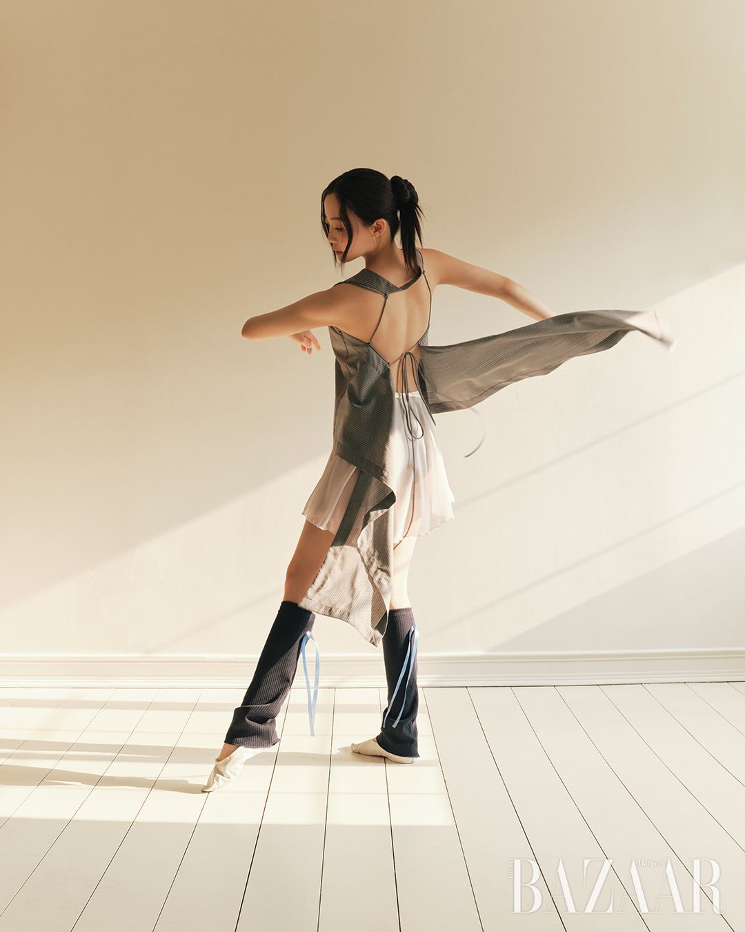 백 스트랩 슬리브리스 톱은 Eudon Choi, 스커트와 레그 워머는 Daphne Laurel, 슈즈는 스타일리스트 소장품.