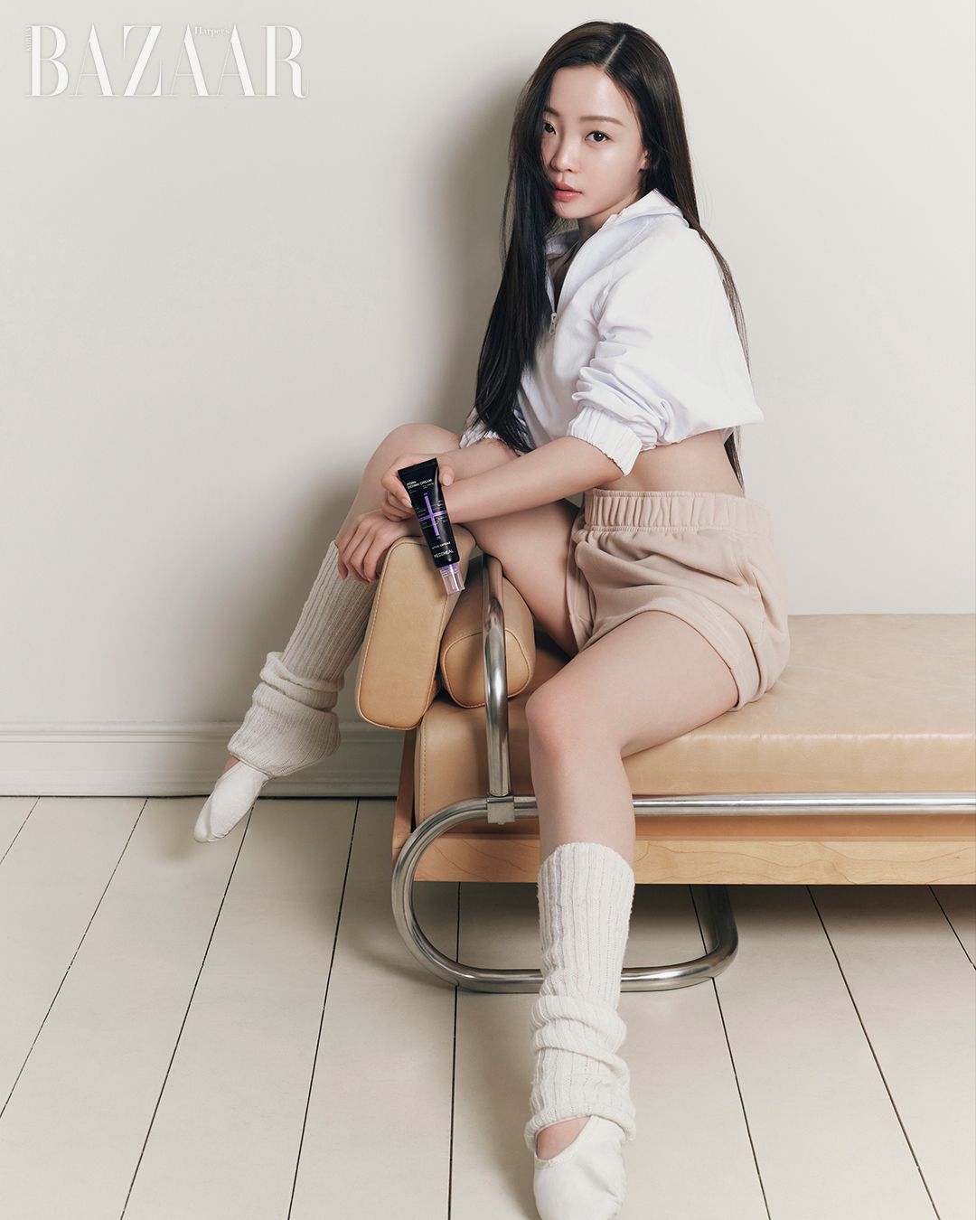 하프 집업 톱, 쇼츠는 모두 Alo. 레그 워머는 Repetto. 슈즈는 스타일리스트 소장품.