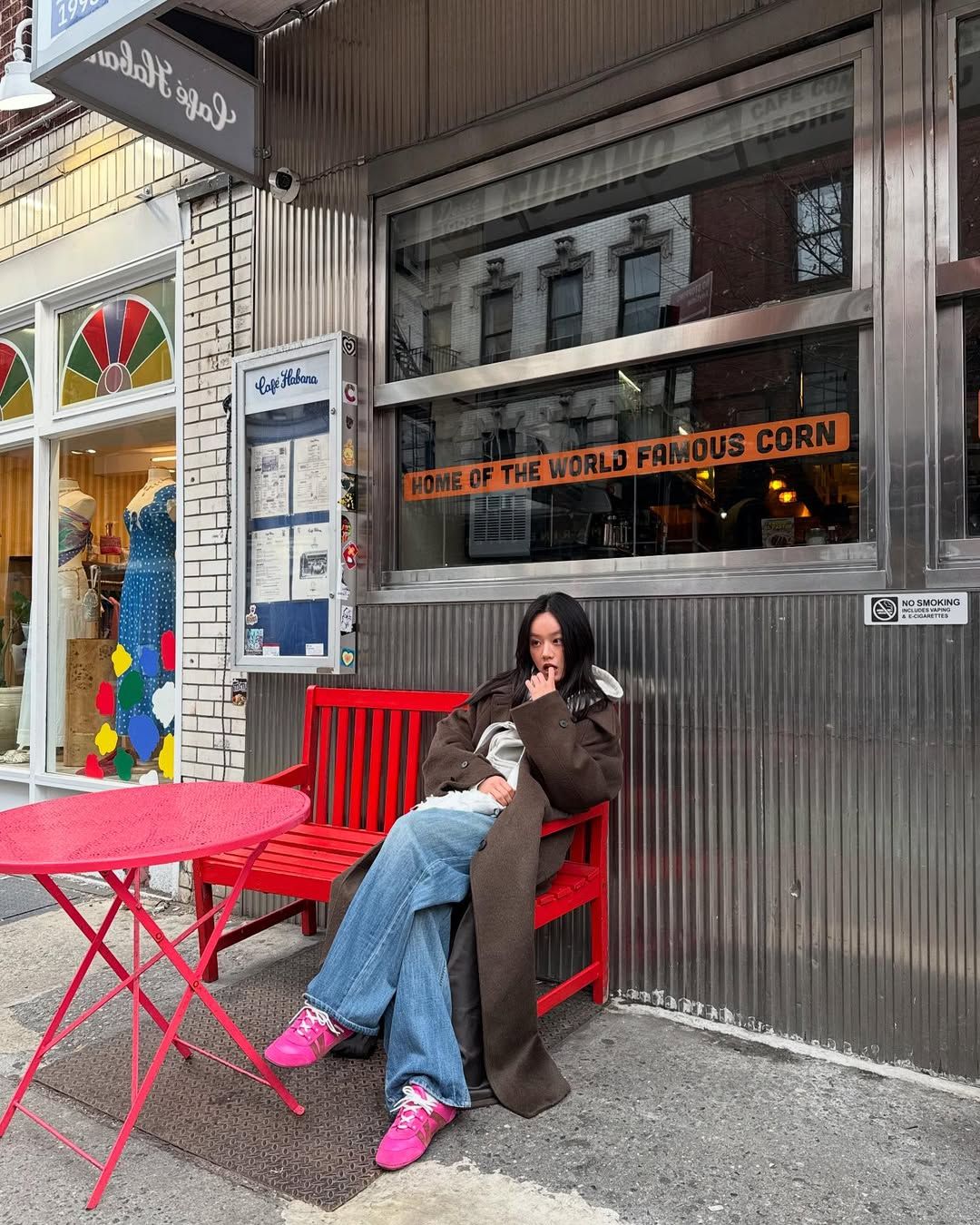 클래식한 롱 코트에 강렬한 핑크 컬러의 루이 비통 스니커즈를 매치해 산뜻한 포인트를 더한 혜리 / @hyeri_0609