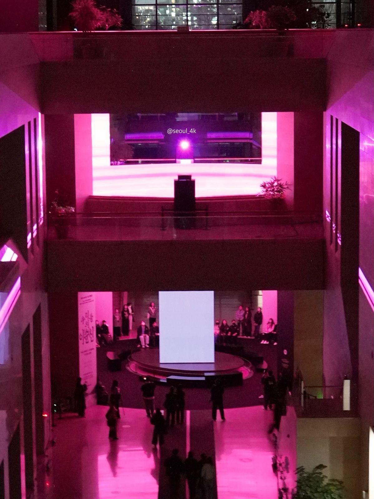 블랙핑크를 상징하는 핑크빛으로 꾸며진 국립중앙박물관(~3/8, 16시~22시) / @seoul_4k 