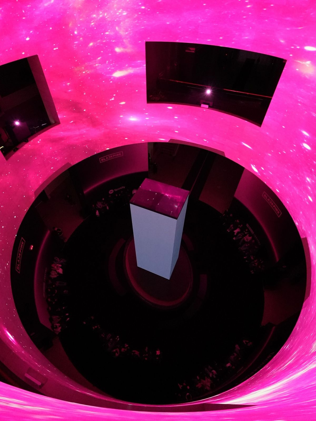 블랙핑크를 상징하는 핑크빛으로 꾸며진 국립중앙박물관(~3/8, 16시~22시) / @seoul_4k 